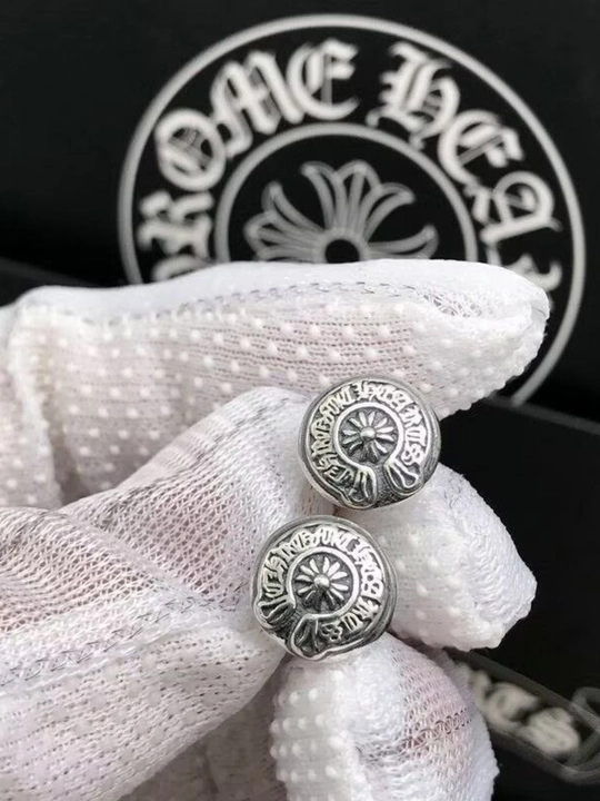 В стиле Y2K: дизайн, вдохновленный Chrome Hearts, и гравированные заклепки-кресты
