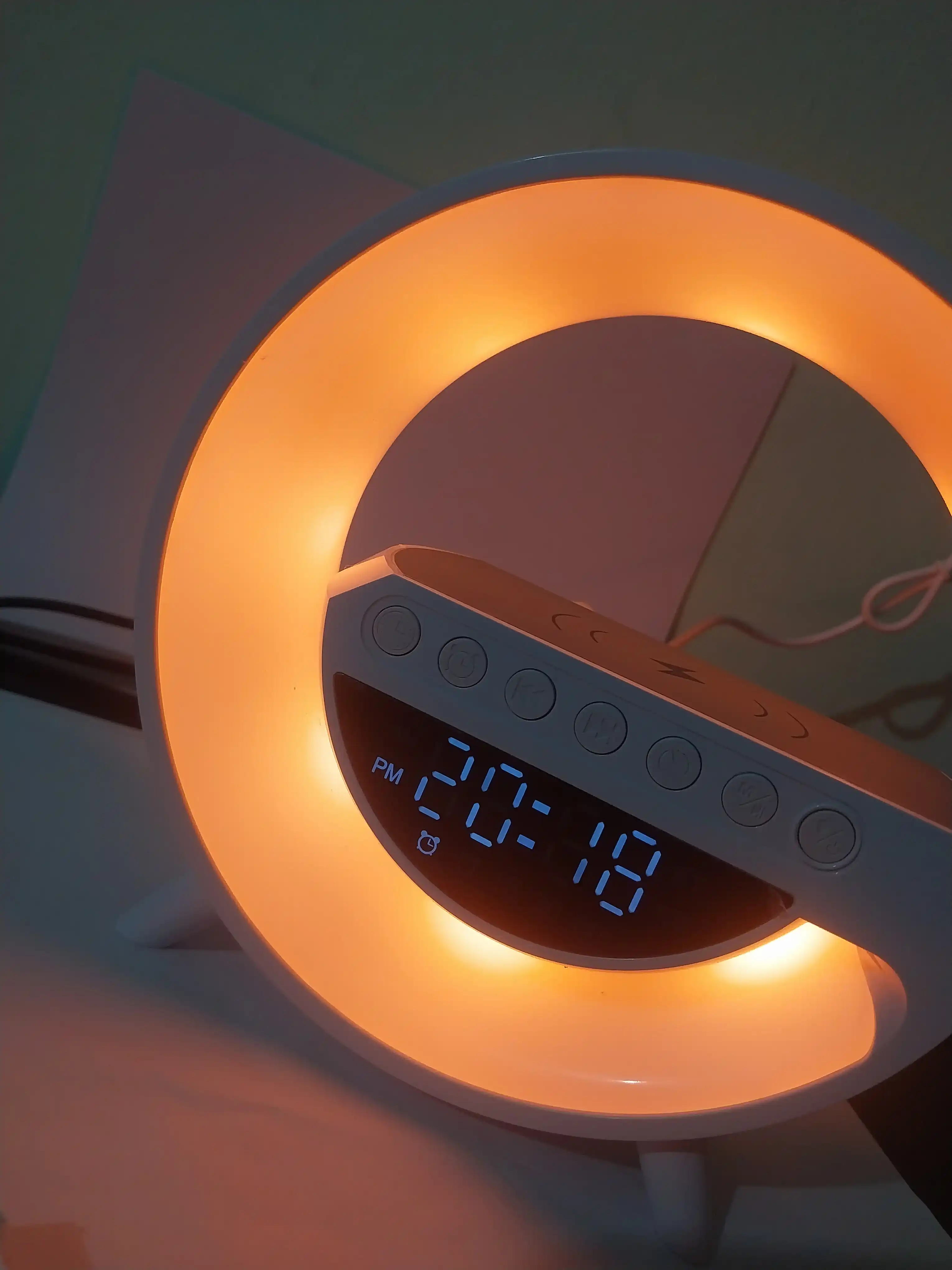 Bluetooth karnayli stol soati, simsiz quvvatlash, RGB yoritgich, signal