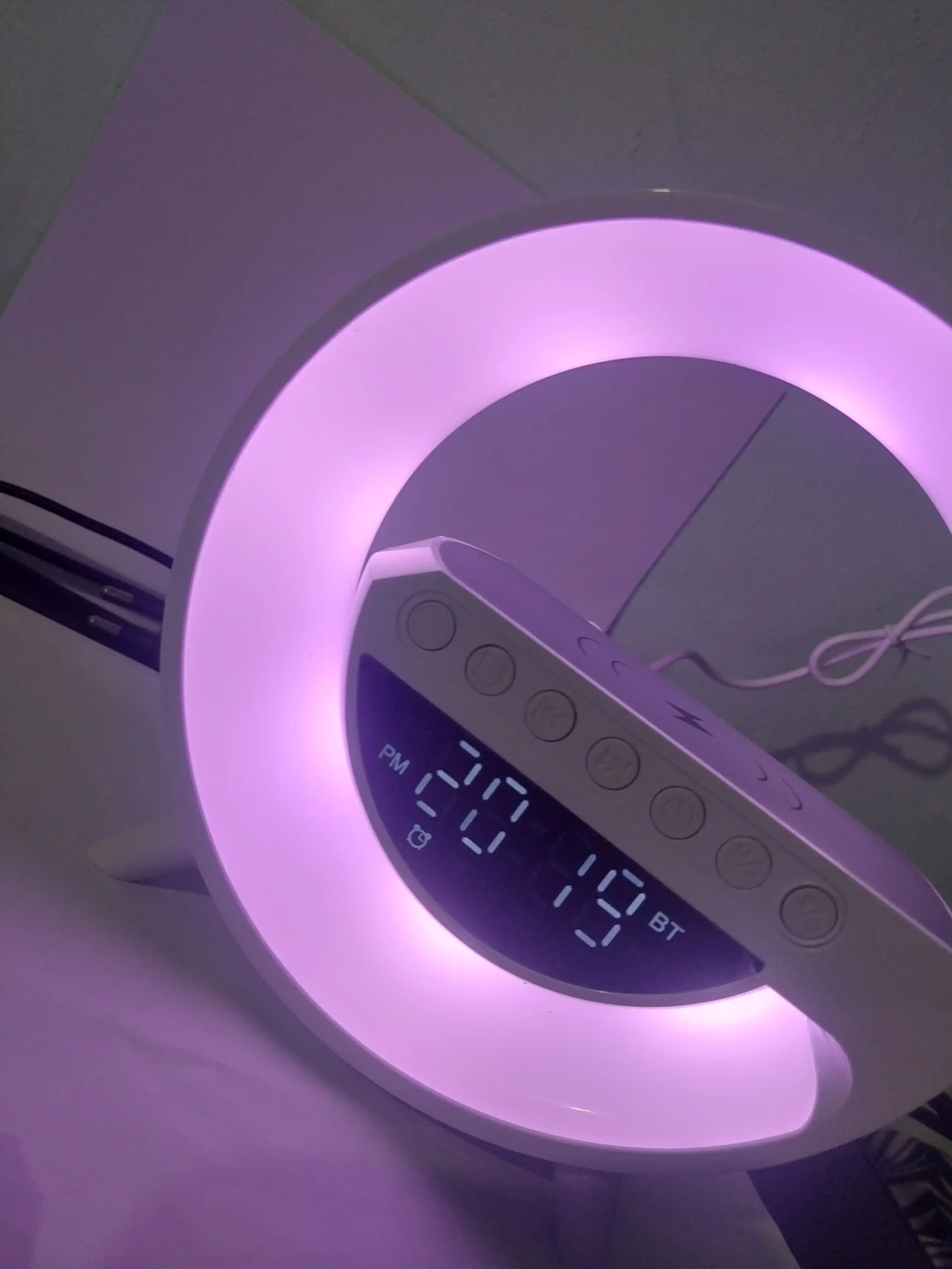 Bluetooth karnayli stol soati, simsiz quvvatlash, RGB yoritgich, signal
