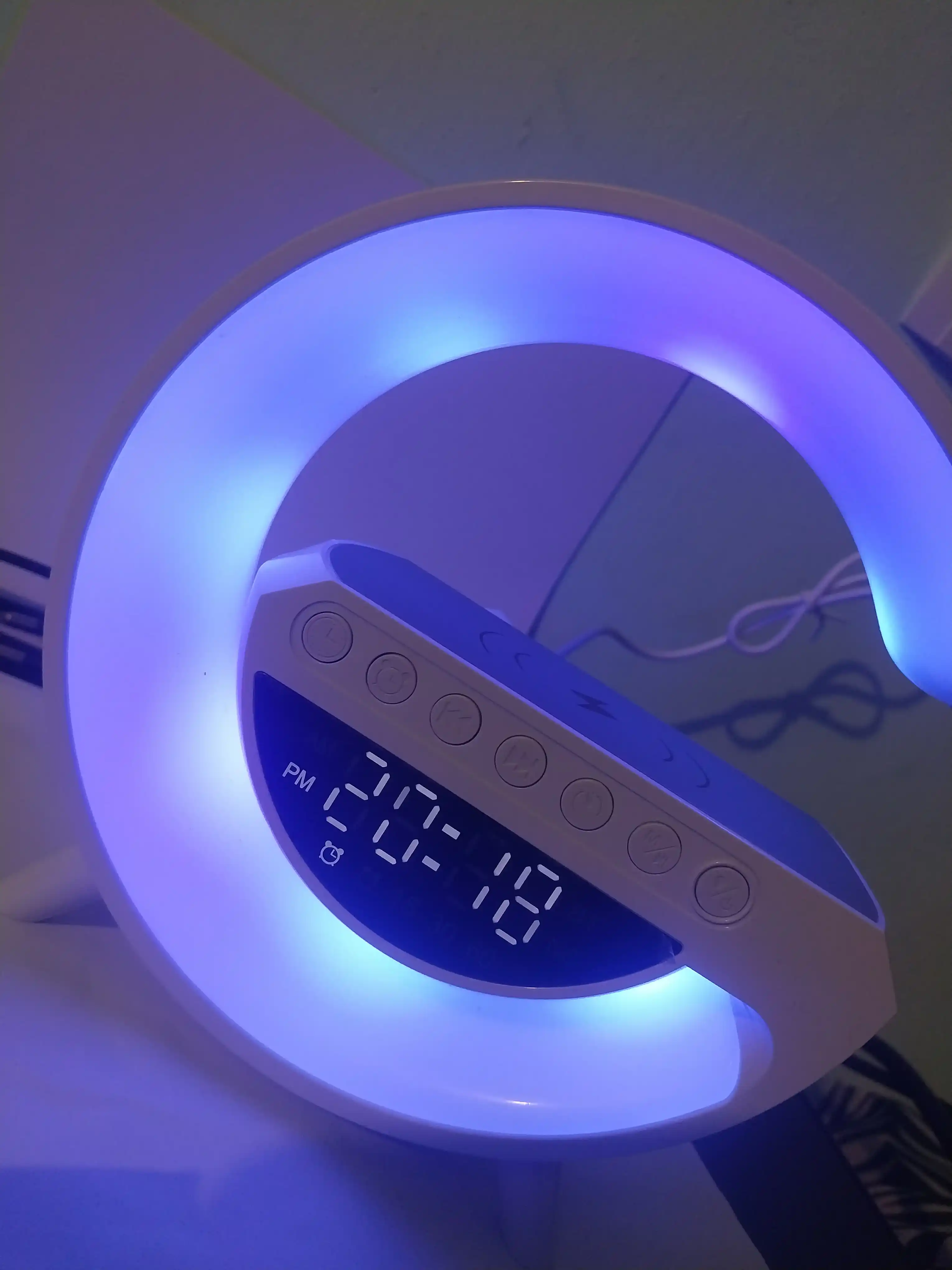 Bluetooth karnayli stol soati, simsiz quvvatlash, RGB yoritgich, signal