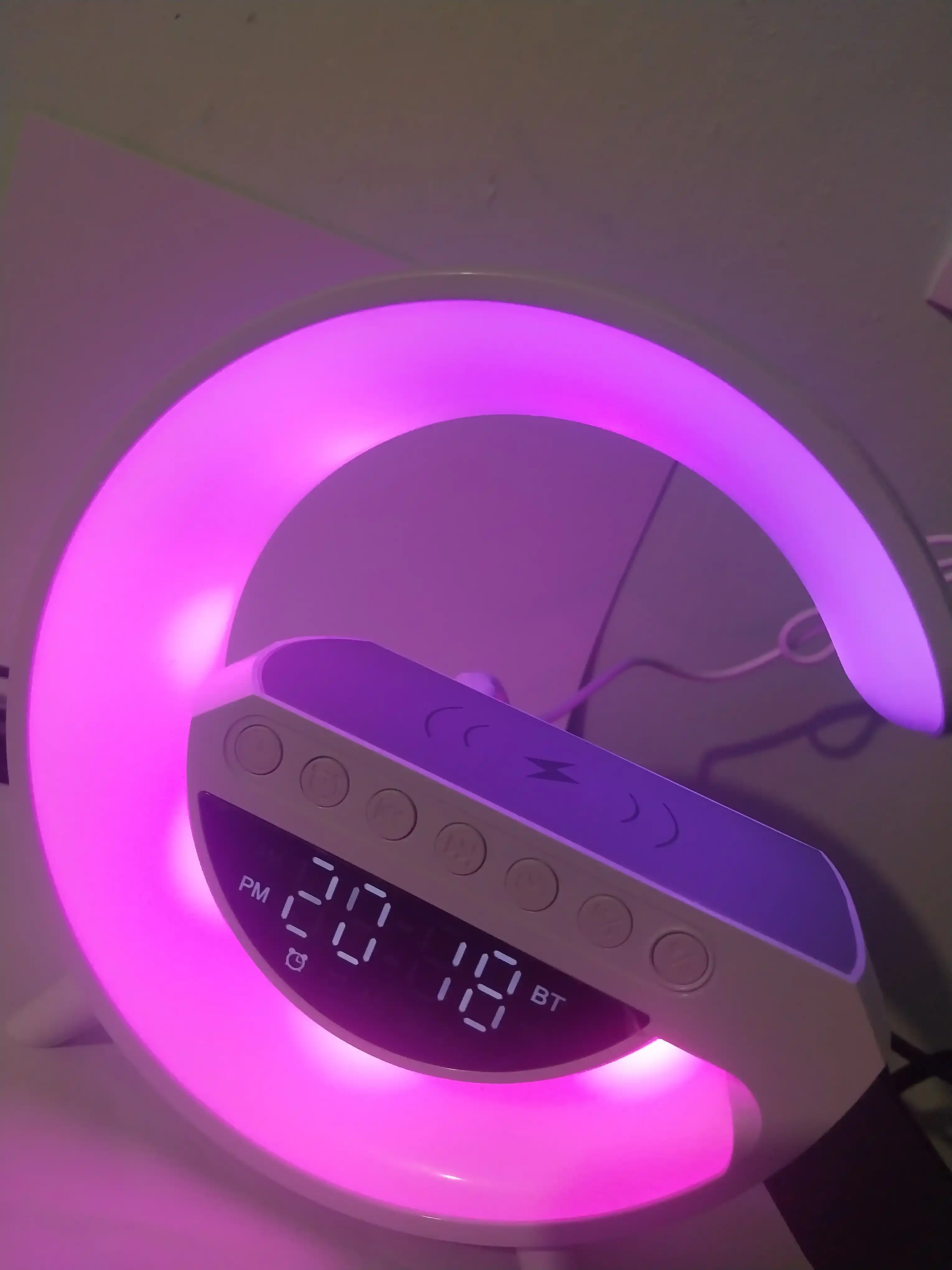 Bluetooth karnayli stol soati, simsiz quvvatlash, RGB yoritgich, signal