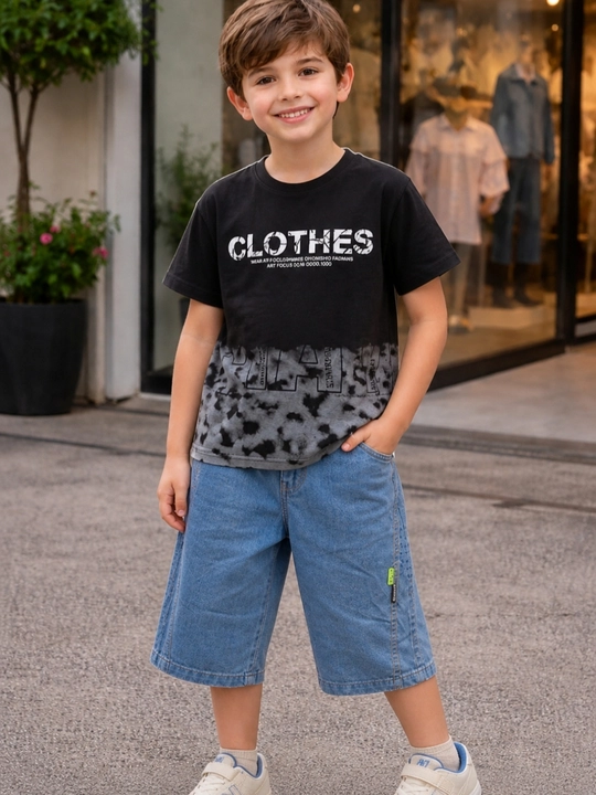Bolalar uchun zamonaviy va printli futbolka va keng denim shortik to'plami - 