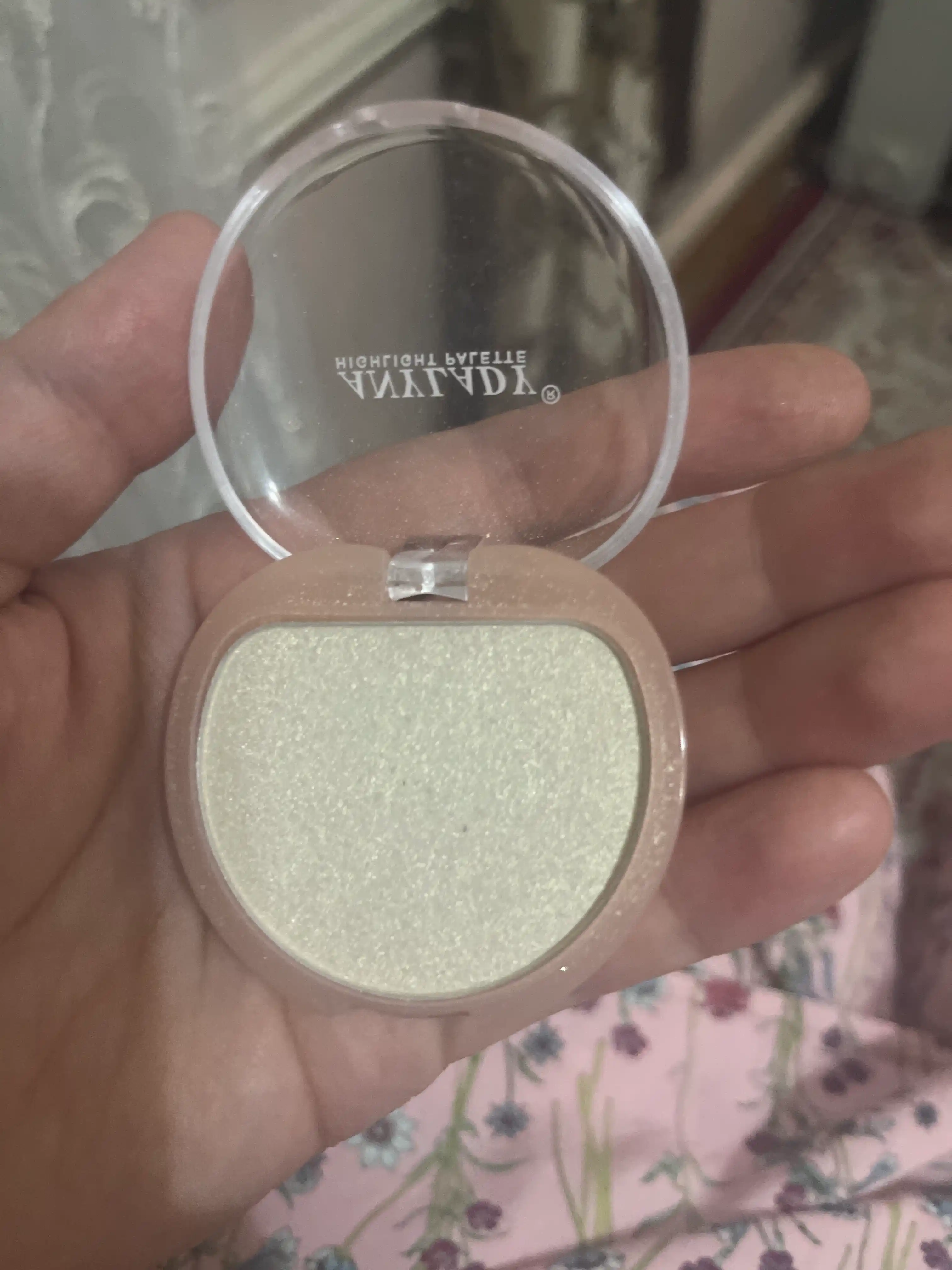 Yuz va tana uchun pishirilgan AnyLady xaylayter, yaltiroq bilan, quruq