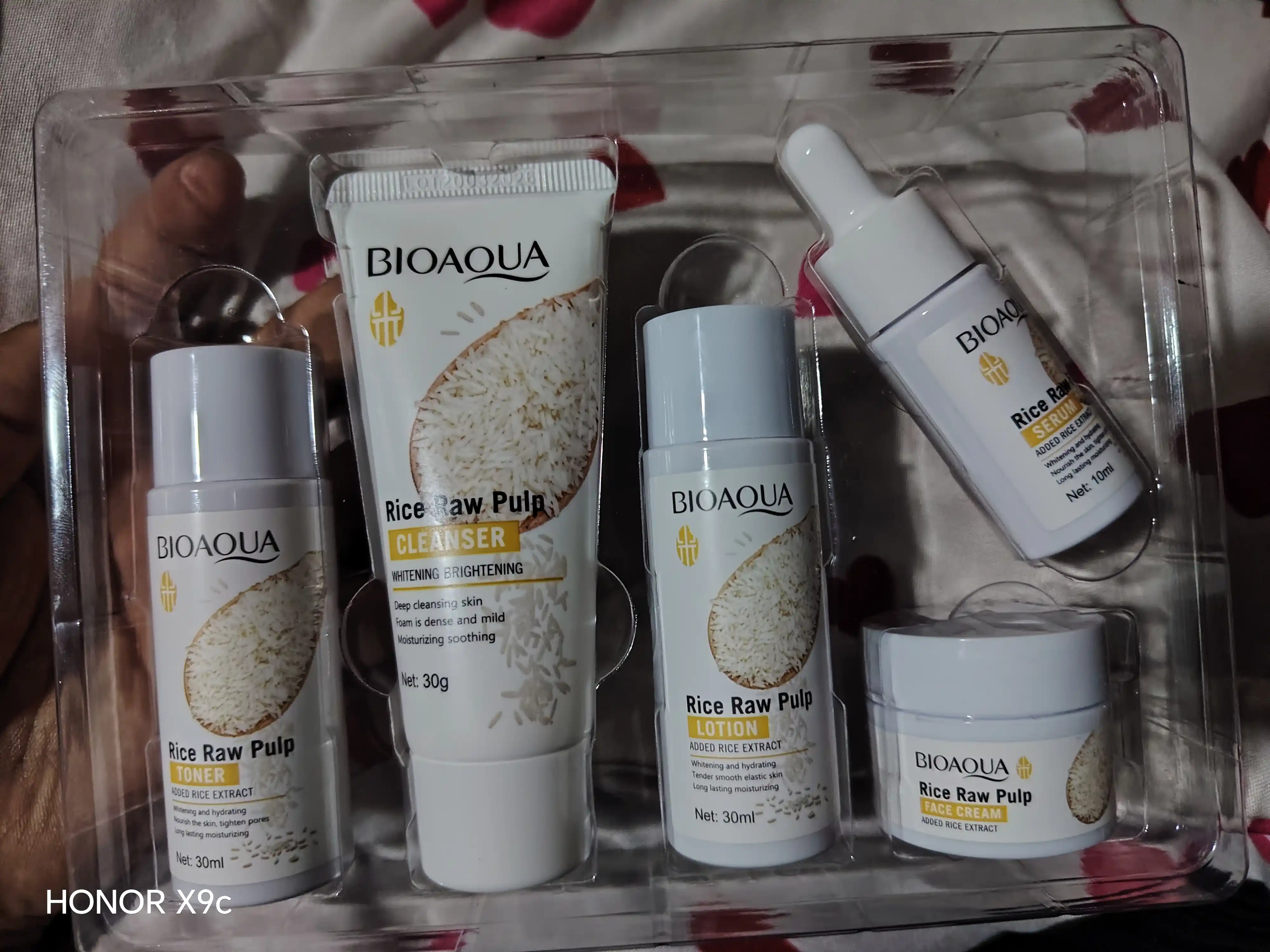 Gialuron kislotali, terini yoshartirish uchun BIOAQUA kosmetik sovg‘a to‘plami