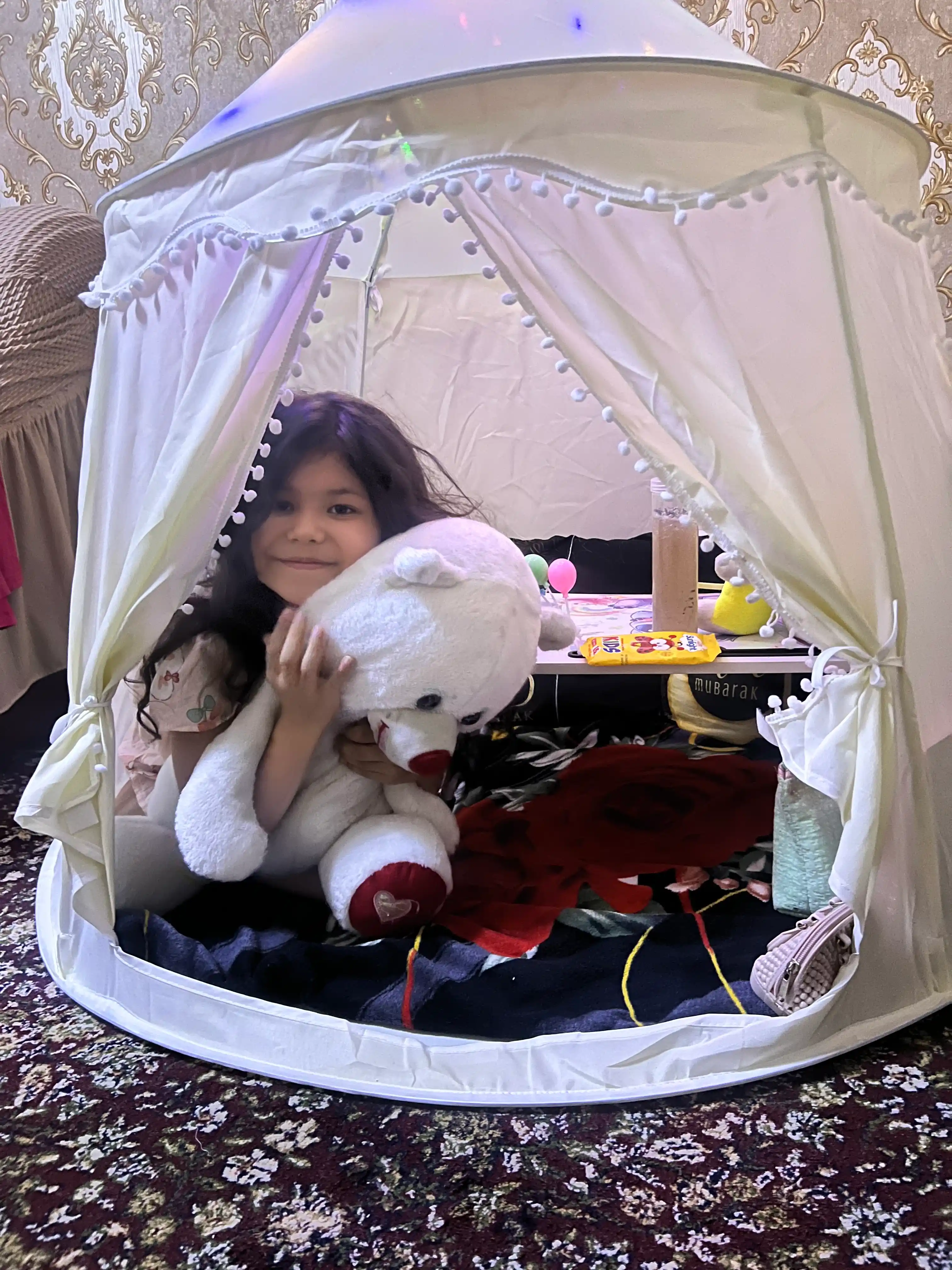 Bolalar o‘yin chodiri, deraza va darpardali uy