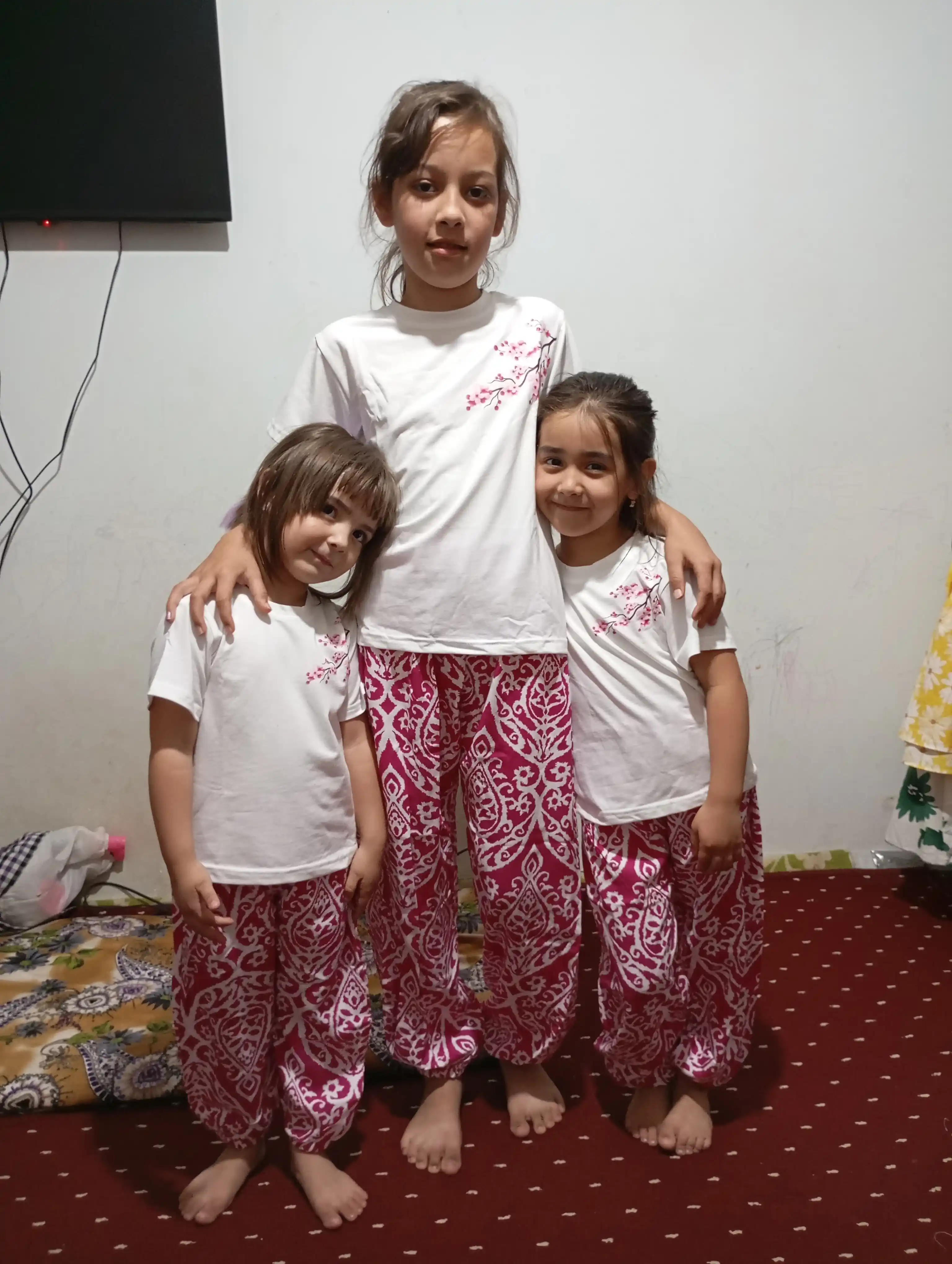 Sakura va moychechak naqshli qizlar kiyimi to‘plami