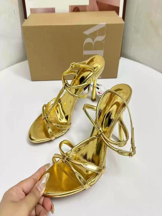 Zara ayollarning baland poshnali bosonojkalar, bir o'lchamga kichik