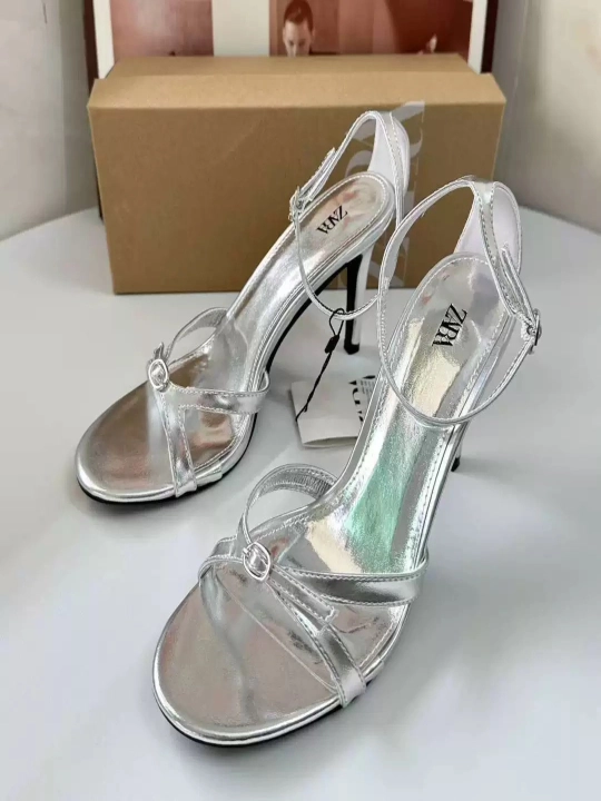 Zara ayollarning baland poshnali bosonojkalar, bir o'lchamga kichik