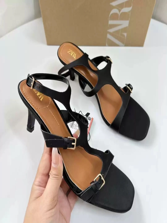 Zara ayollarning baland poshnali bosonojkalar, bir o'lchamga kichik