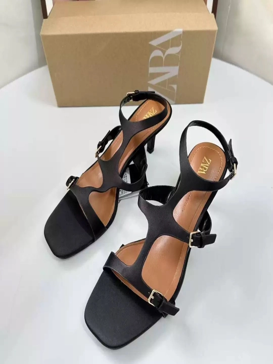 Zara ayollarning baland poshnali bosonojkalar, bir o'lchamga kichik