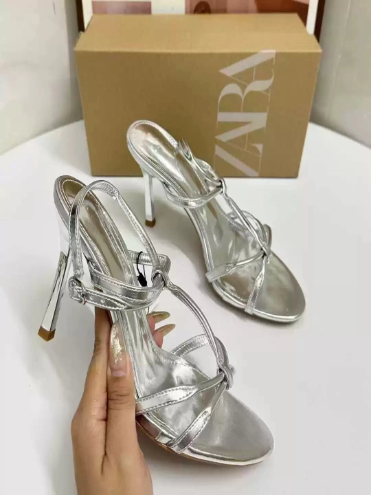 Zara ayollarning baland poshnali bosonojkalar, bir o'lchamga kichik