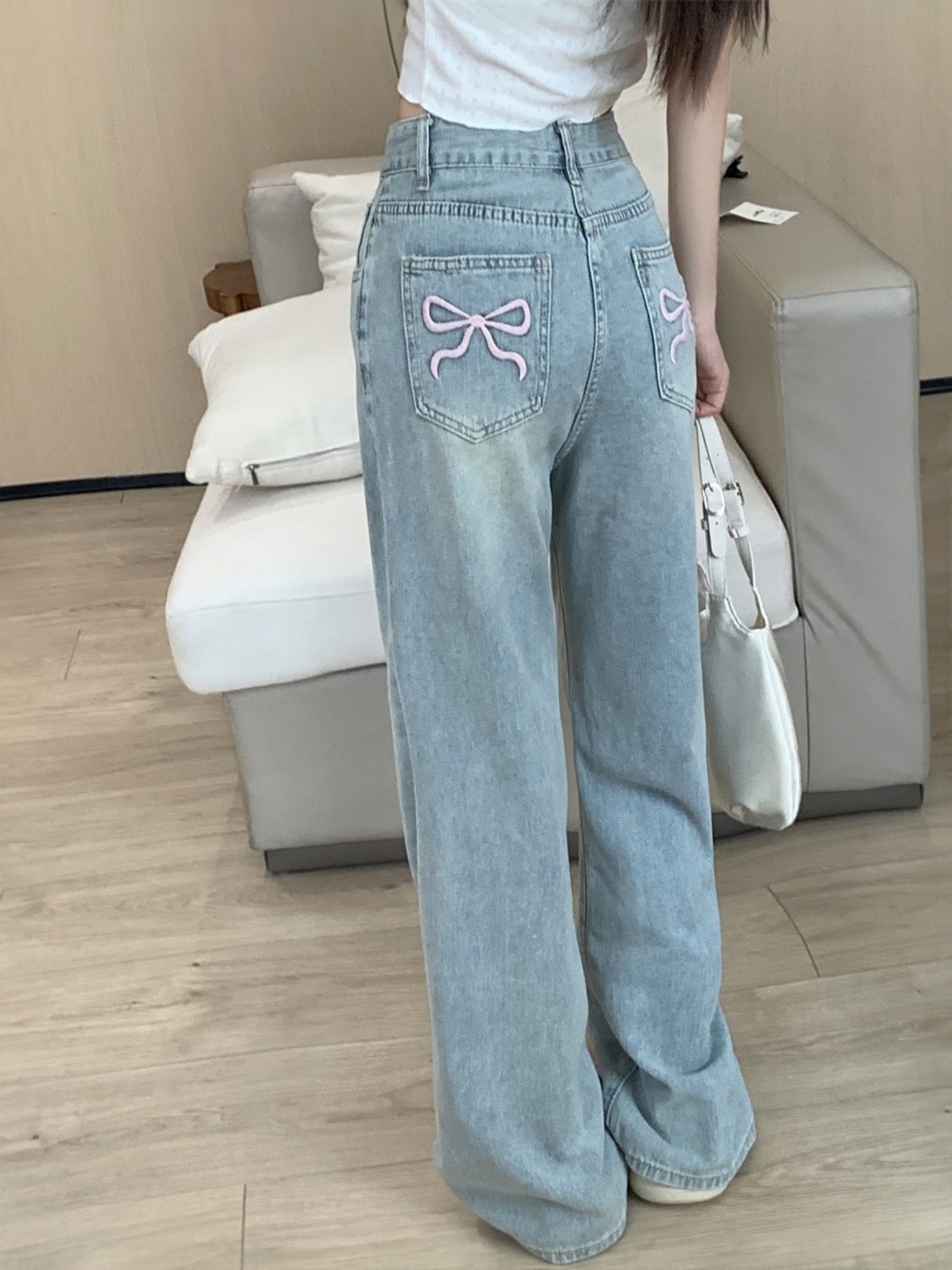 Ayollar uchun baland belli mom jeans – turli rangdagi denim shimlar, jinsi shimlar