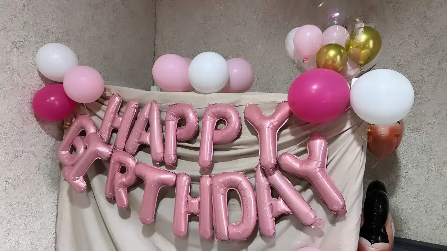 Воздушные шары с Happy Birthday для фотозоны