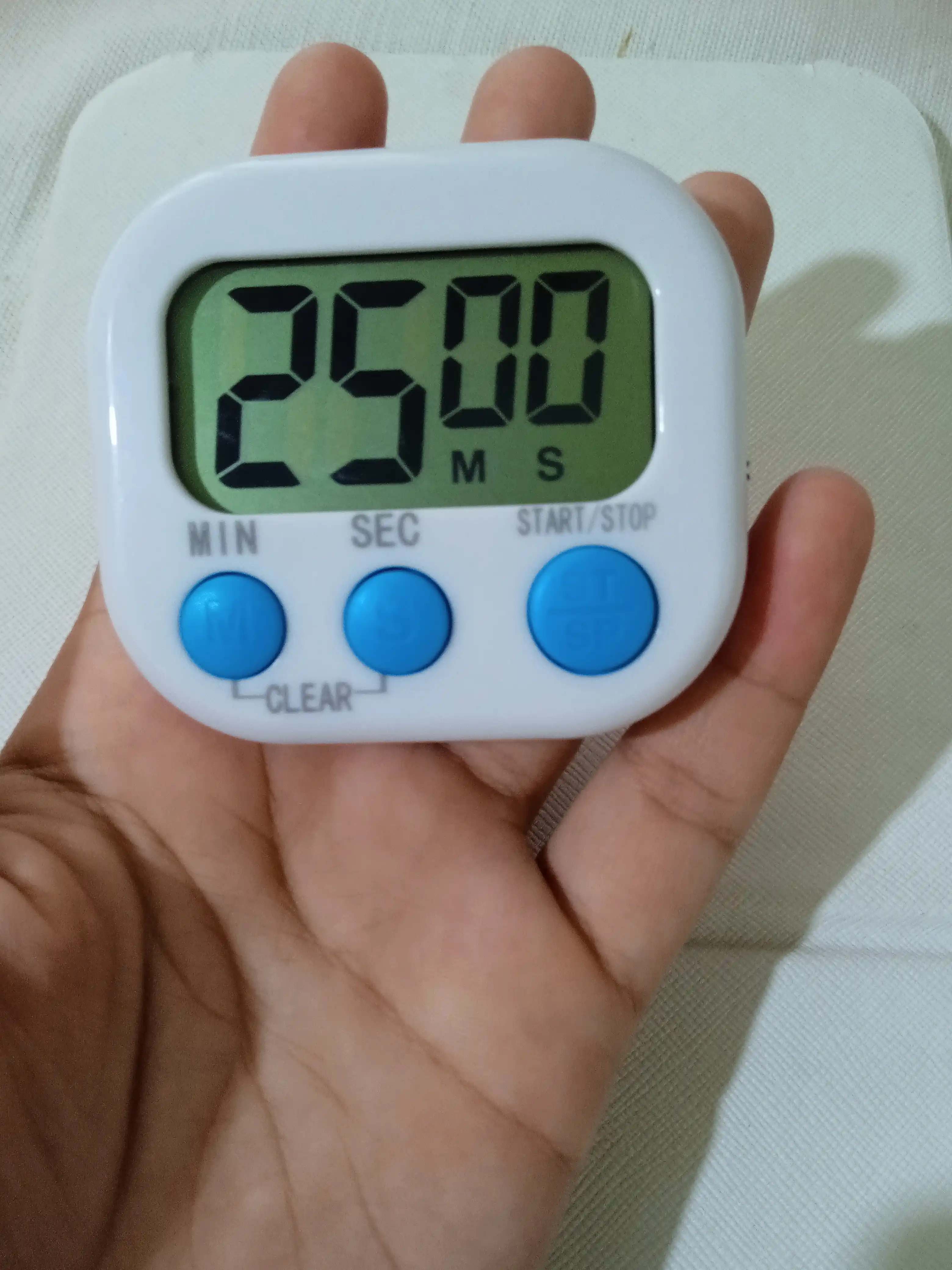 Magnitdagi elektron oshxona taymer, baland ovozli signal, tuxum qaynatish uchun