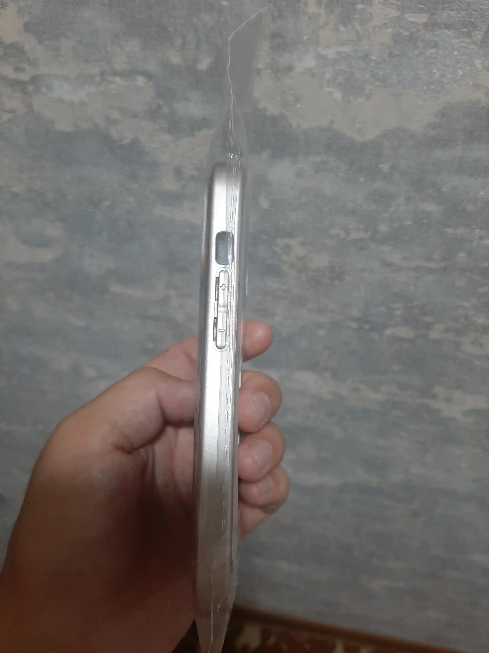 IPhone 17 Pro uslubida chexol iPhone Pro va Pro Max uchun