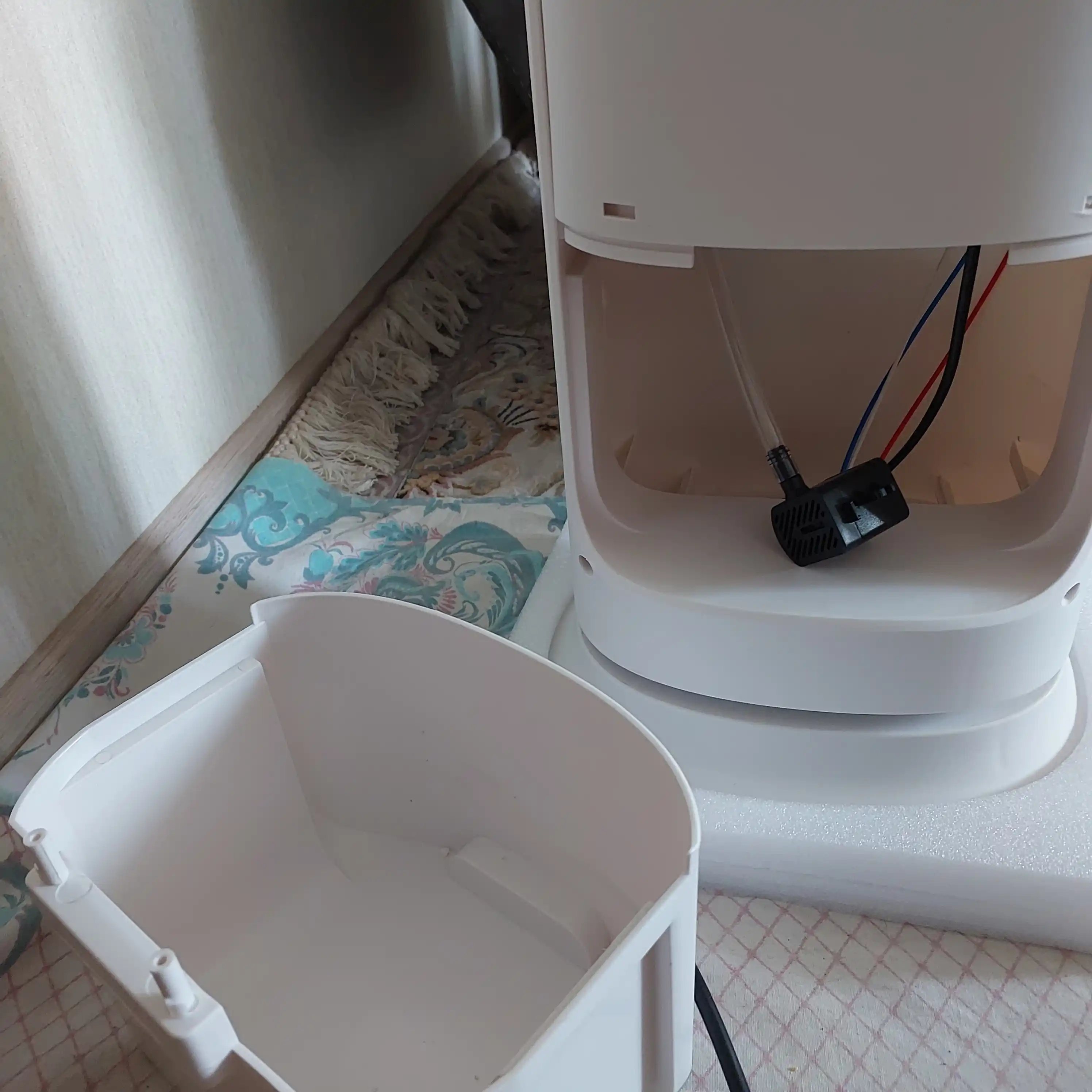 Elektr isitgich qishda isitadi, yozda sovitadi, Havo namlatgich suv bilan ishlaydi