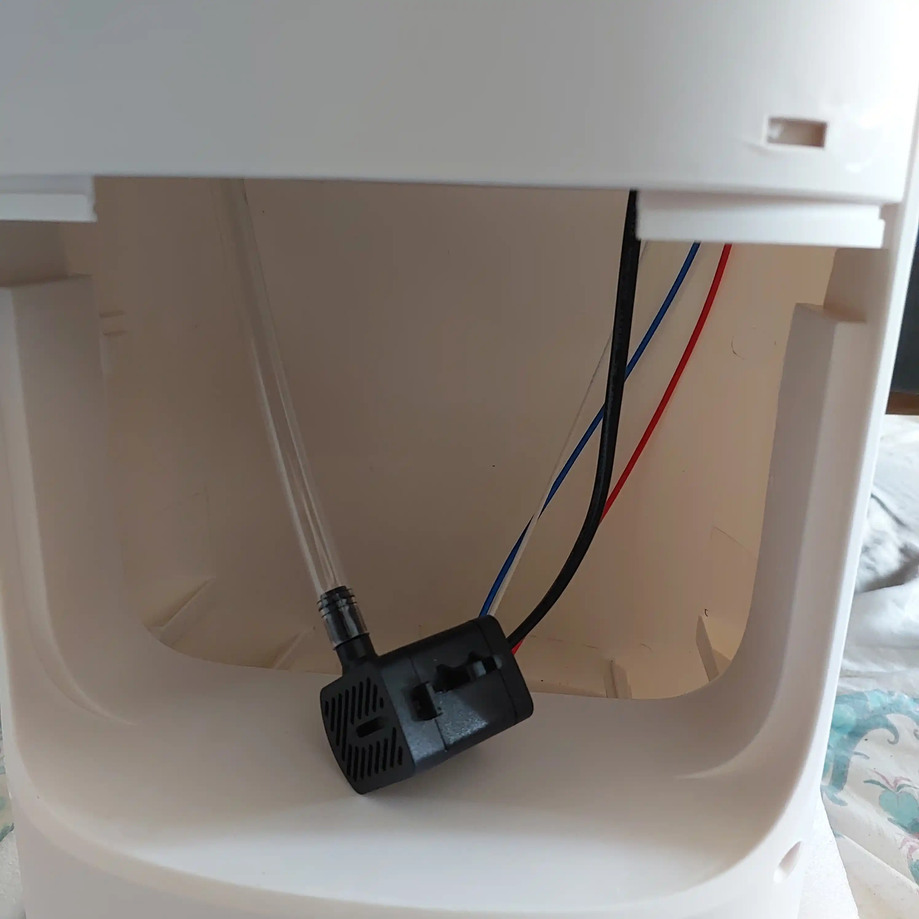 Elektr isitgich qishda isitadi, yozda sovitadi, Havo namlatgich suv bilan ishlaydi