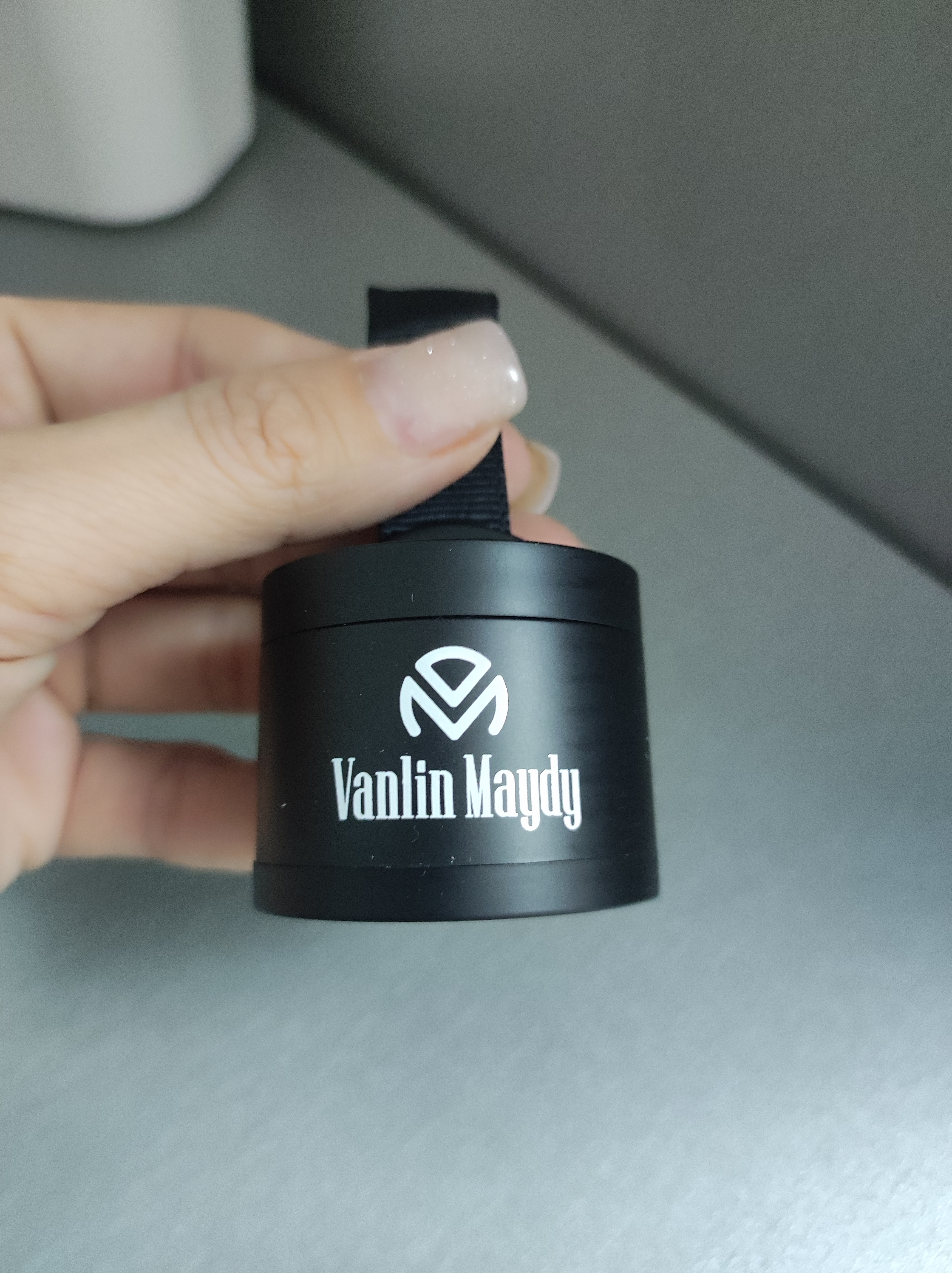 Oqargan sochlar, soqol, qoshlarni yopish uchun kukun, 4g