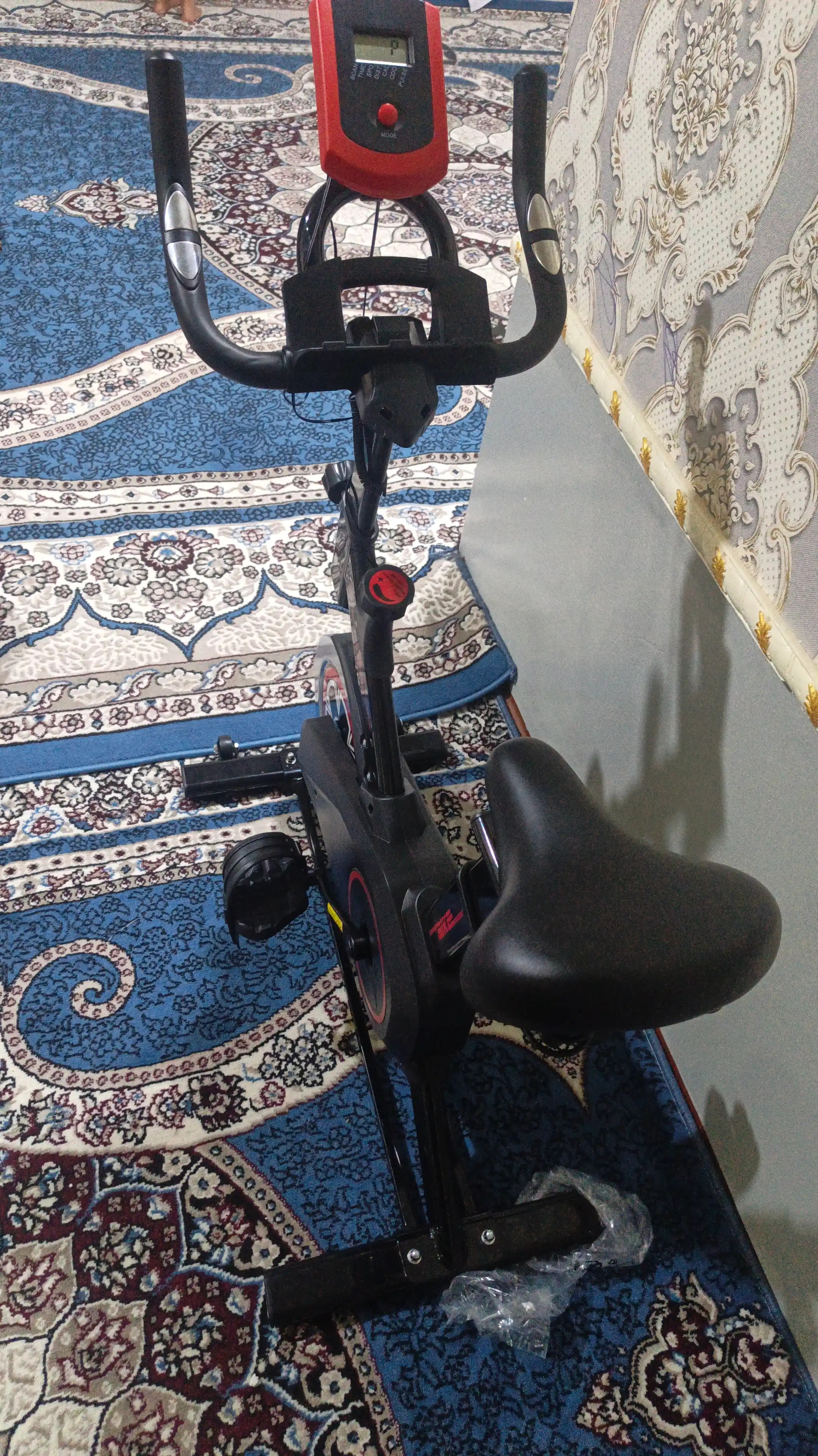 FIDGO uy uchun velotrenajyor, spin-bayk, displey va sozlanadigan o‘rindiq bilan