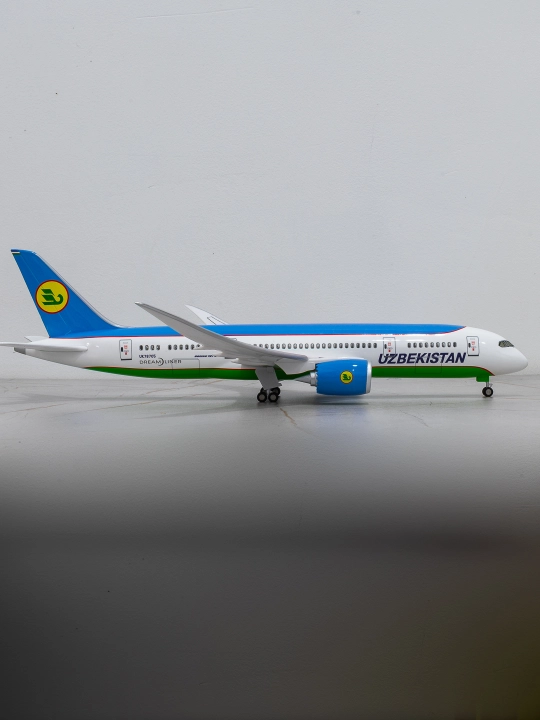 Модель самолёта Boeing 787 Dreamliner, Uzbekistan Airways, 47 см, Шасси, Прозрачные окна