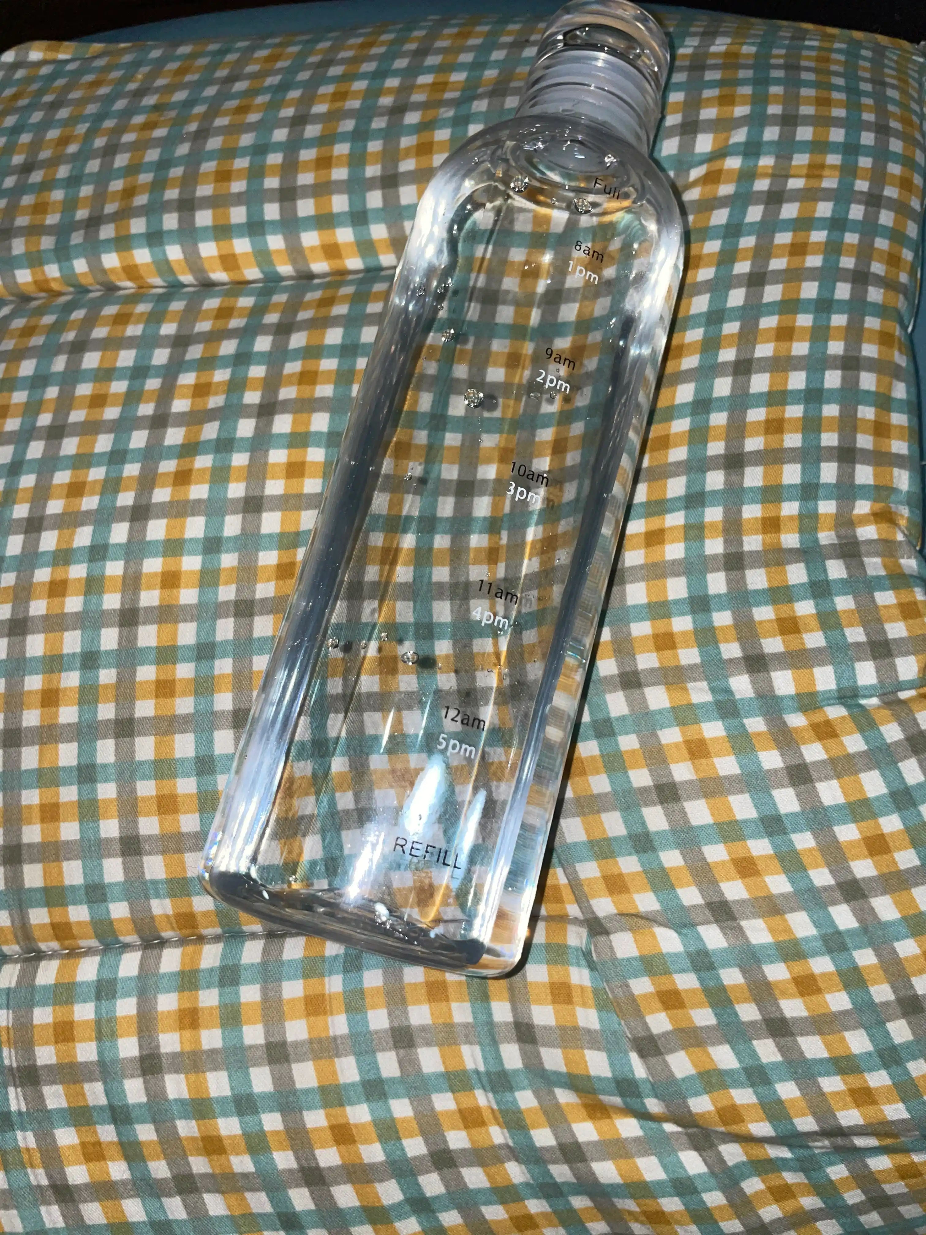 Suv uchun estetik plastik idish (butilka), o'lchov shkalasi bilan, 500 ml va 750 ml