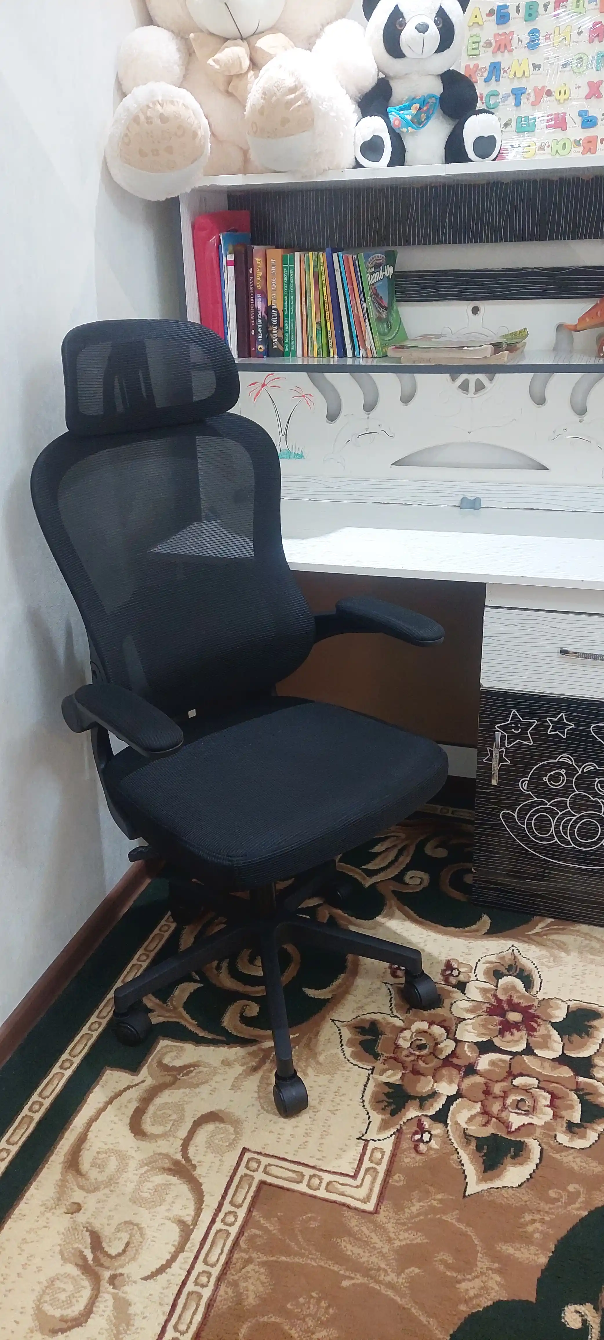 Ofis uchun kreslo Ester Dafna, to'r mato, g'ildirakli, qora