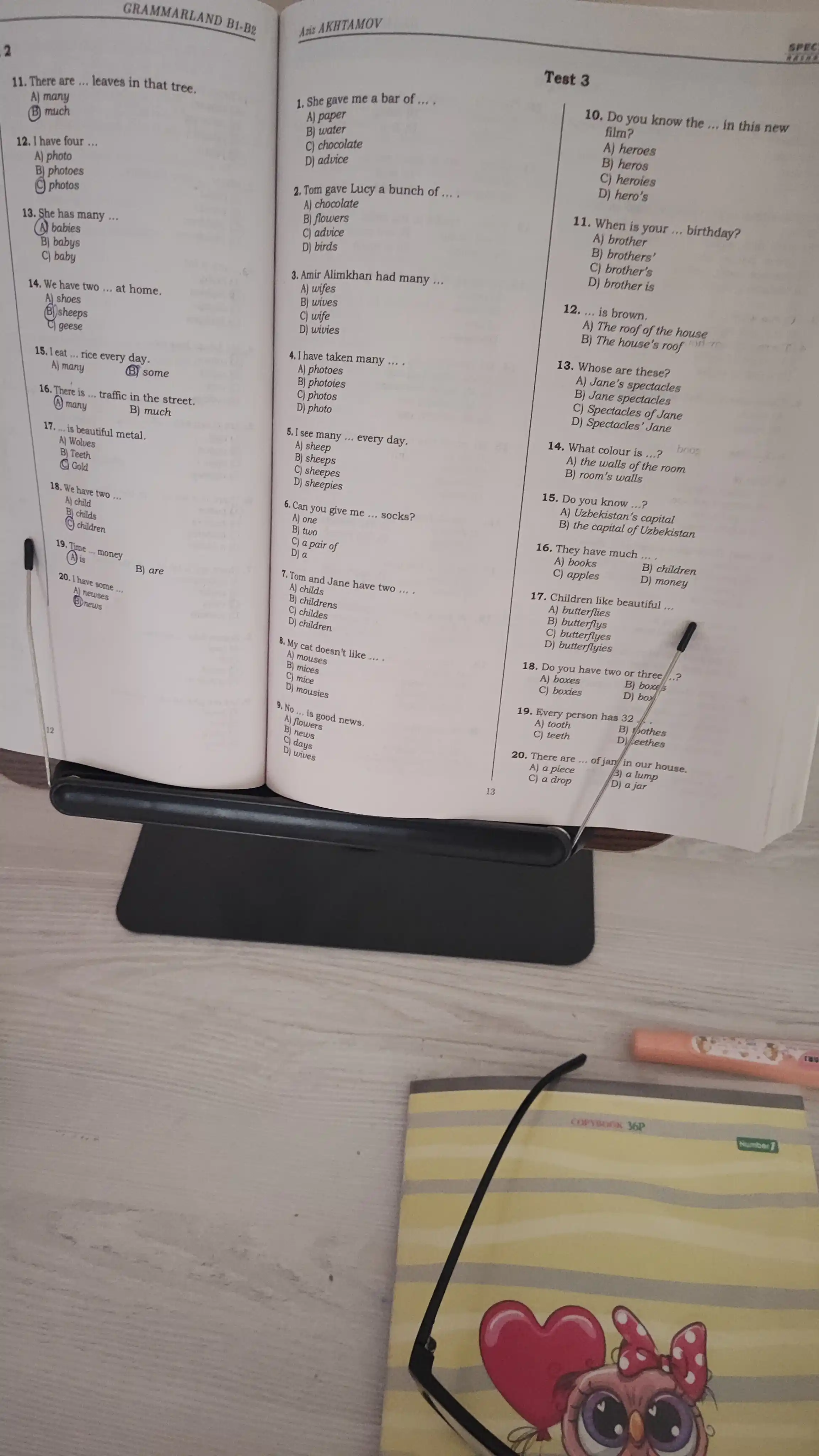 Yig'iladigan stol usti turib, telefon va kitoblar uchun