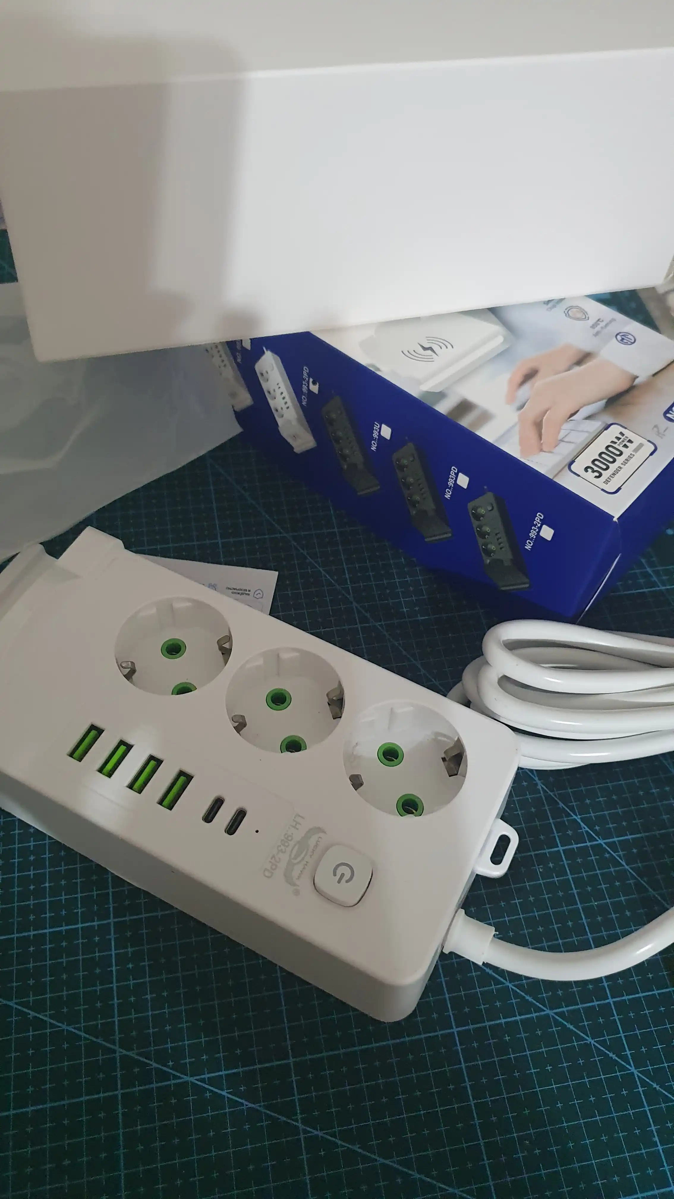 Ko‘p funksiyali elektr удлинитель (3 rozetkali, 4 USB, 2 Type-C, simsiz zaryadlash, 3000W)