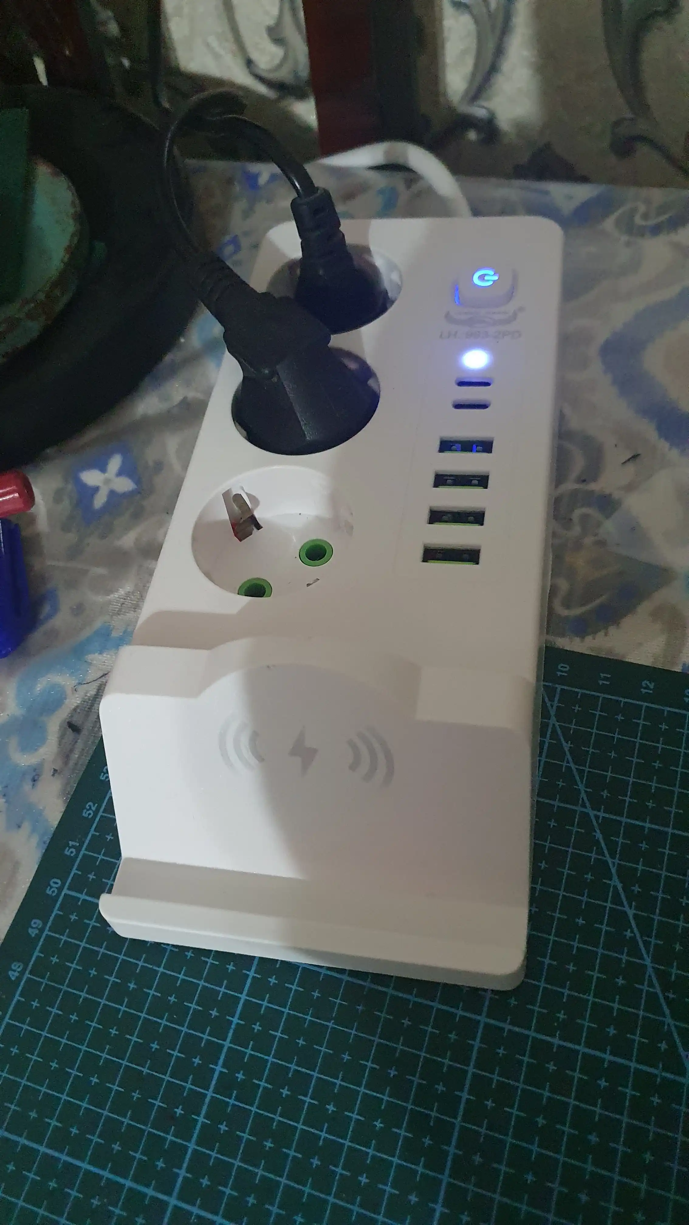 Ko‘p funksiyali elektr удлинитель (3 rozetkali, 4 USB, 2 Type-C, simsiz zaryadlash, 3000W)