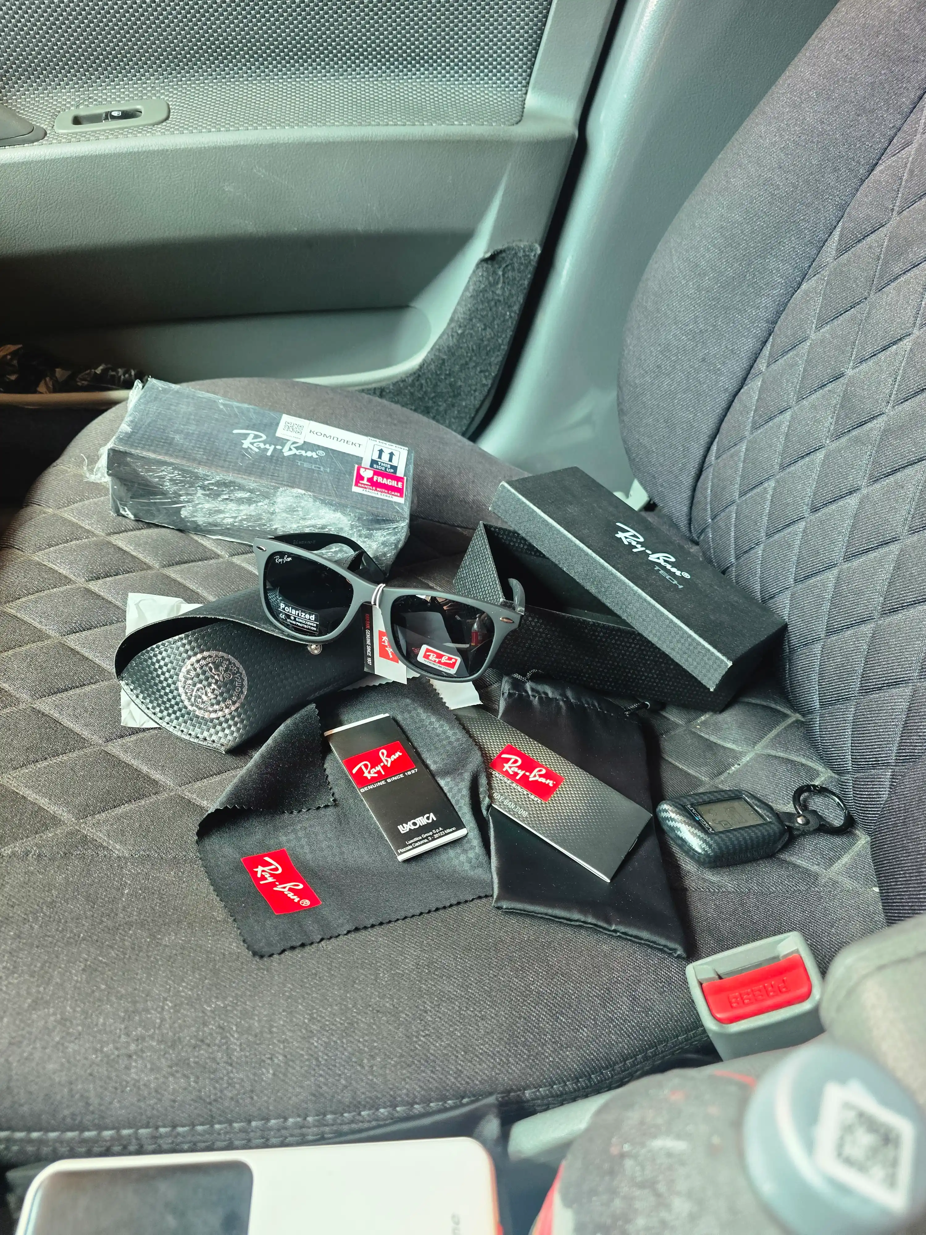 Солнцезащитные очки Ray-Ban Polarized – Unisex, UV400 комплект (коробка и документы)