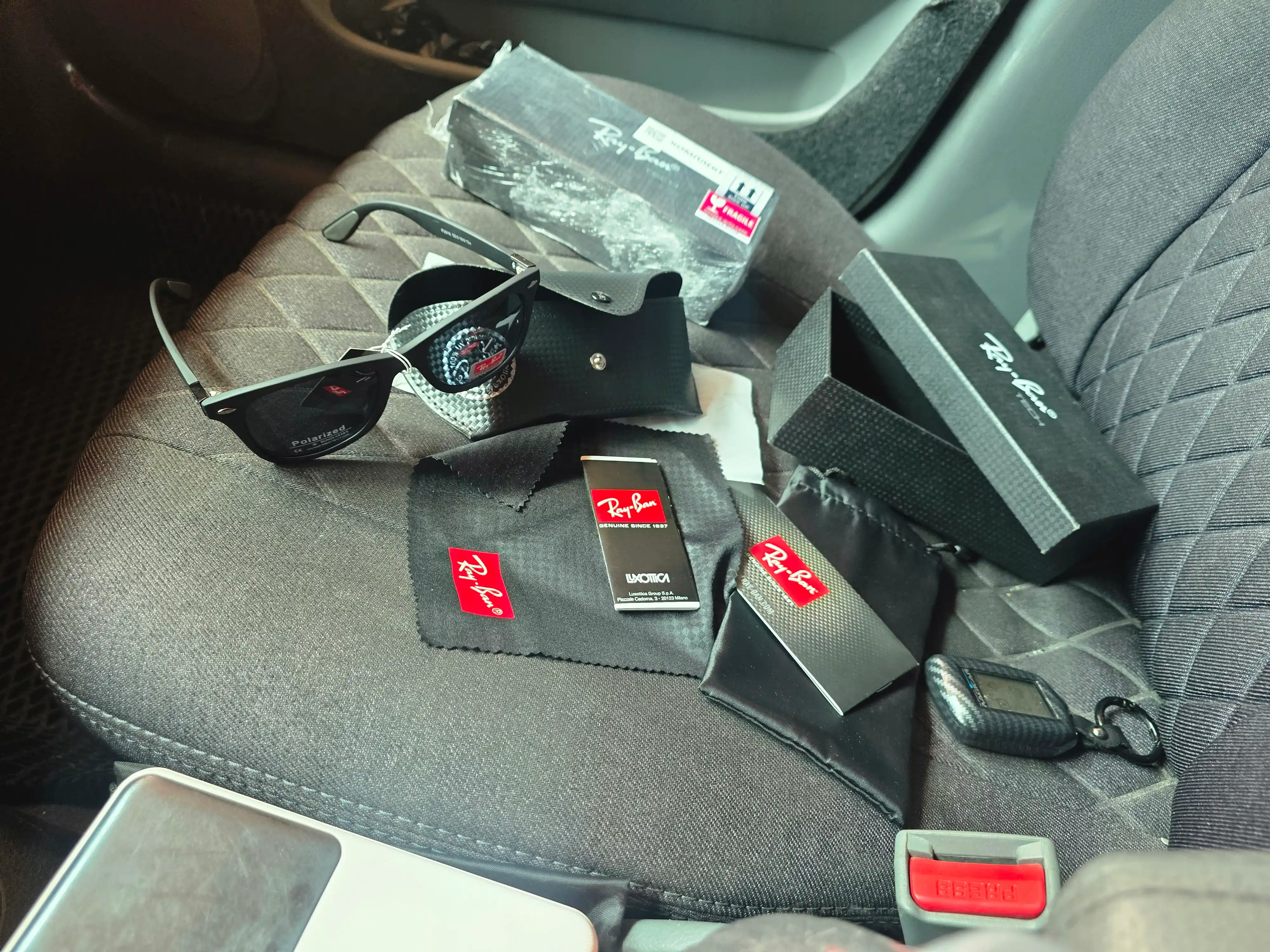 Солнцезащитные очки Ray-Ban Polarized – Unisex, UV400 комплект (коробка и документы)
