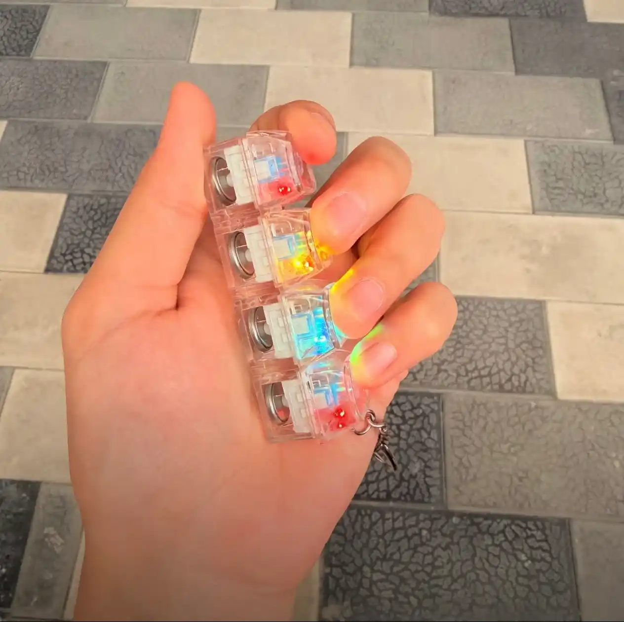 Антистрессовая клавиатура-брелок с RGB-подсветкой — гаджет, помогающий сосредоточиться