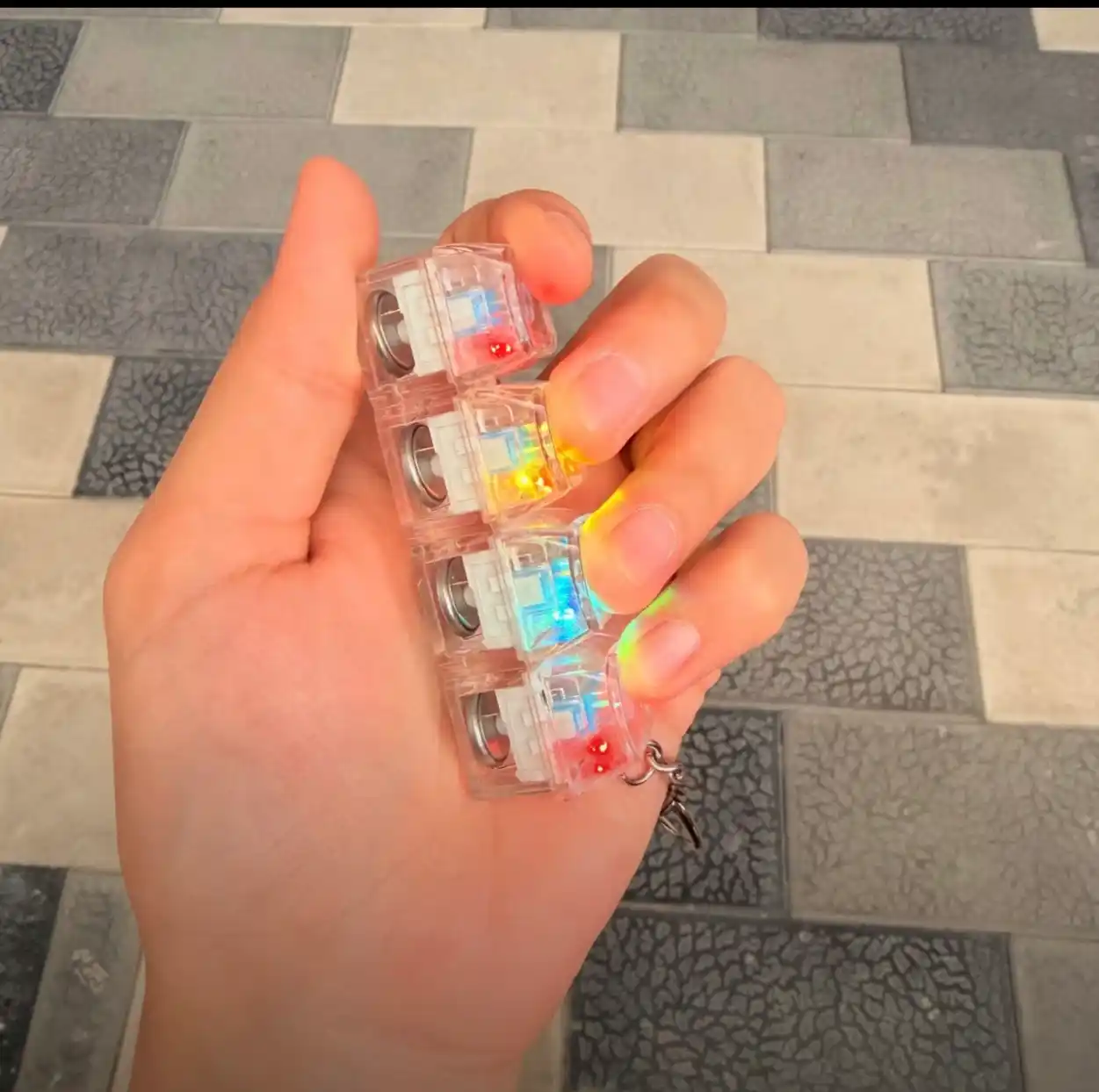 Антистрессовая клавиатура-брелок с RGB-подсветкой — гаджет, помогающий сосредоточиться