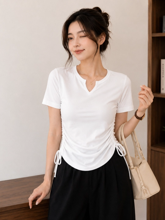 Yollar uchun futbolka, V-shaklli yoqali, yon tomoni yig‘ma dizaynli, qisqa yengli,slim fit