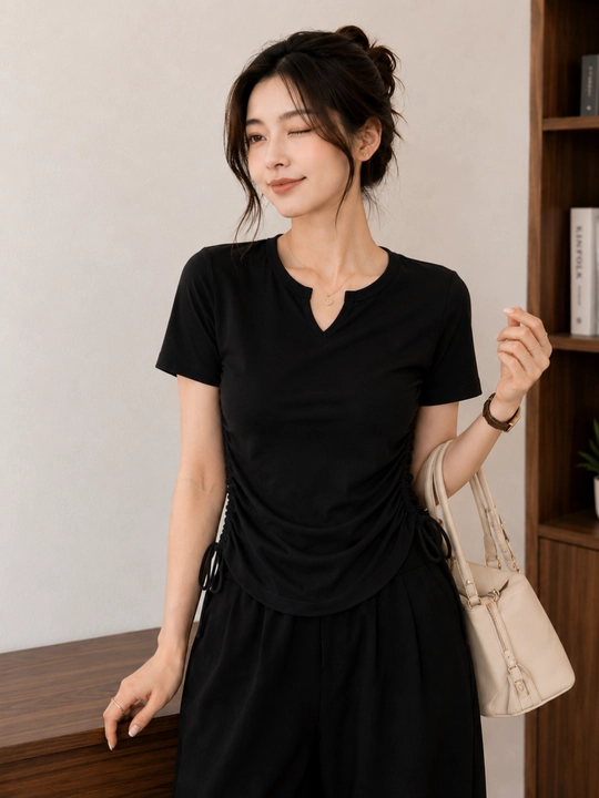 Yollar uchun futbolka, V-shaklli yoqali, yon tomoni yig‘ma dizaynli, qisqa yengli,slim fit