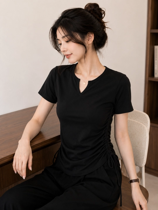 Yollar uchun futbolka, V-shaklli yoqali, yon tomoni yig‘ma dizaynli, qisqa yengli,slim fit