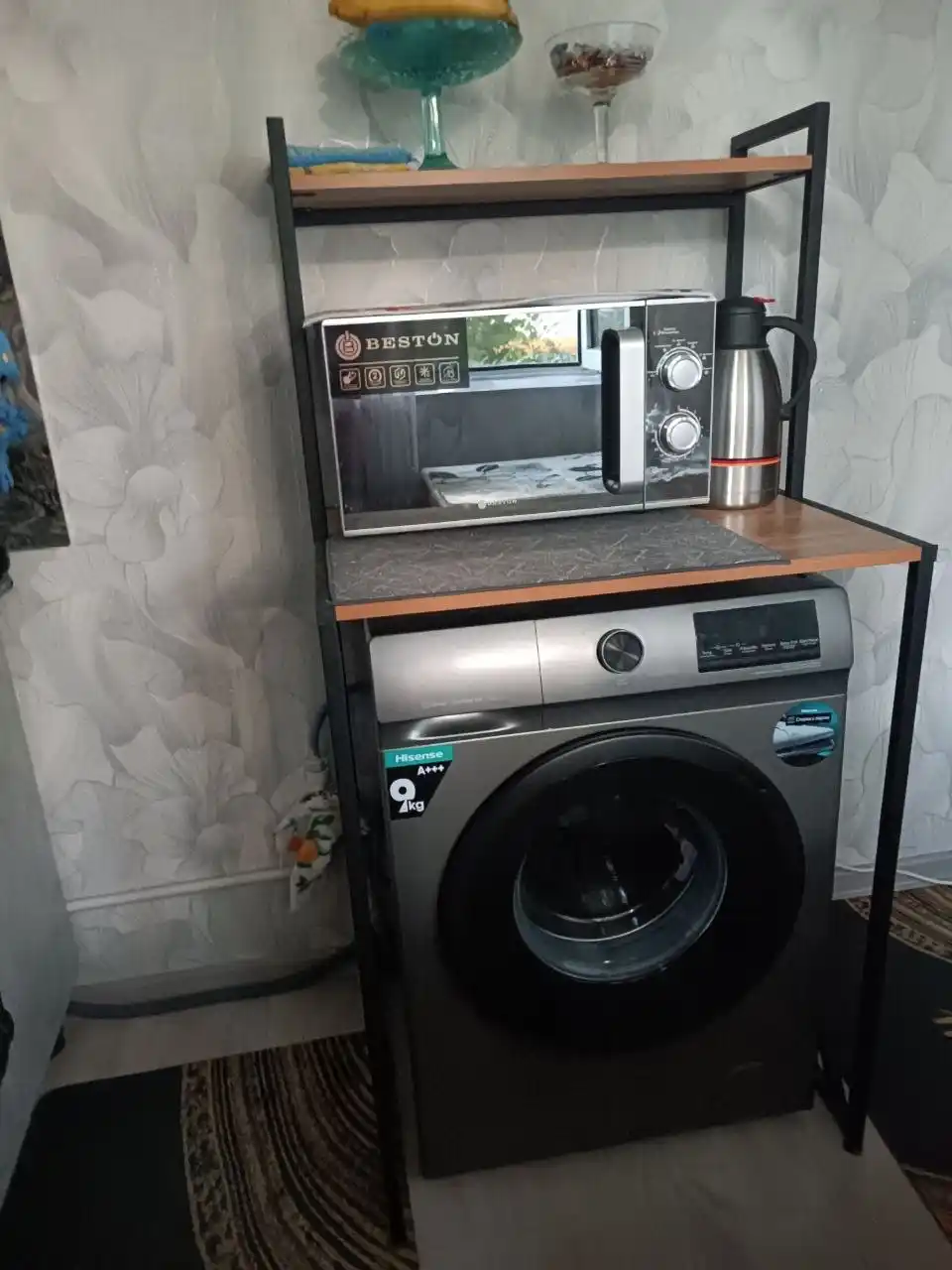 Kir yuvish mashinasi ustidagi stellaj, Loft uslubida, javonli metal konstruksiya