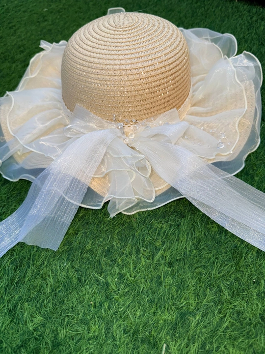 Ayollar uchun yozgi somon shlyapa, organza bantli, keng soyali, bej rang - 