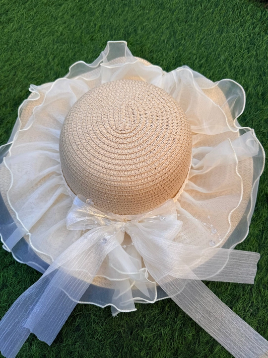 Ayollar uchun yozgi somon shlyapa, organza bantli, keng soyali, bej rang