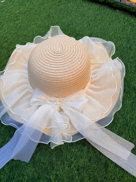 Ayollar uchun yozgi somon shlyapa, organza bantli, keng soyali, bej rang
