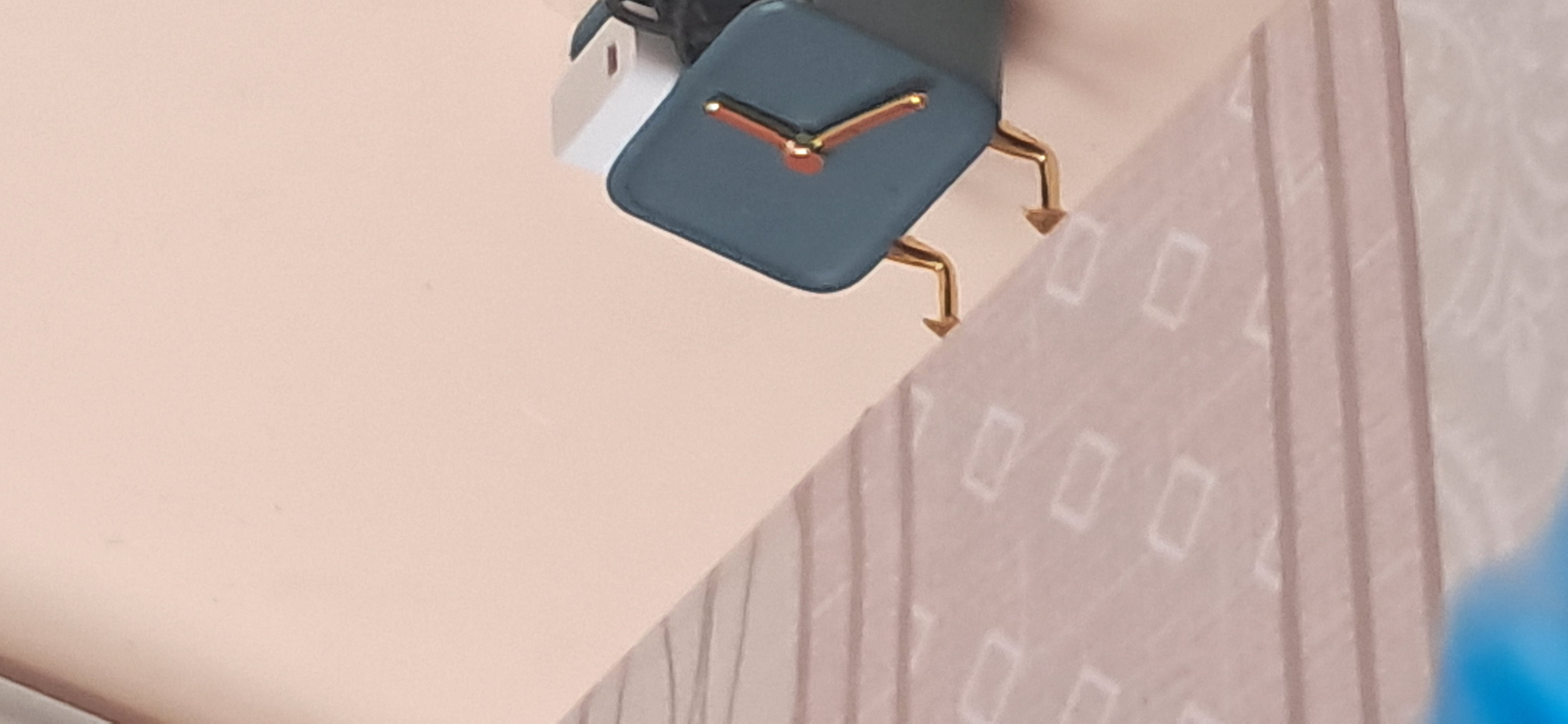 Telefon va pult uchun devor ushlagichi
