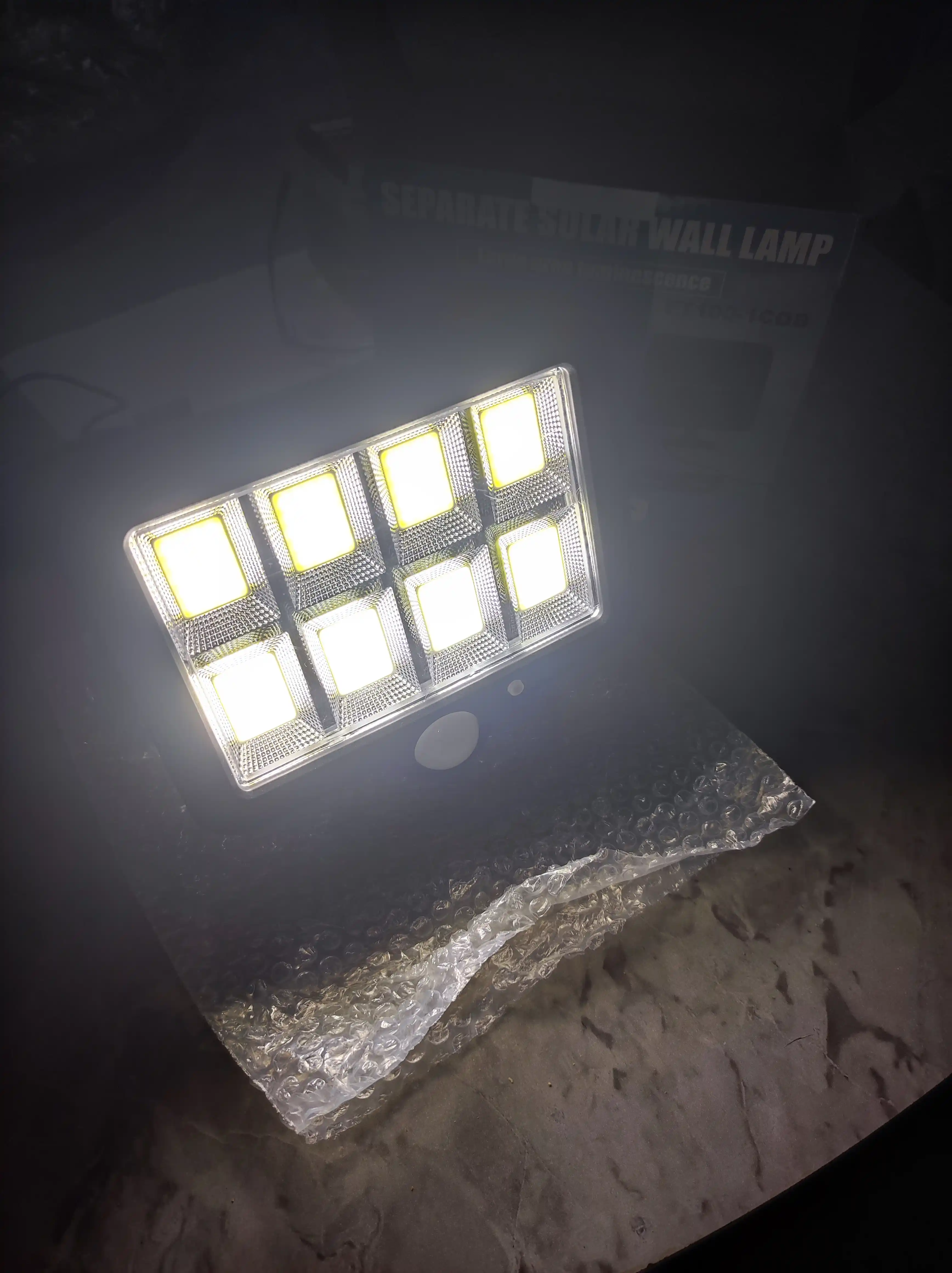 Quyosh energiyasida ishlovchi LED proyektori “SolarGuard 160”, 30 W