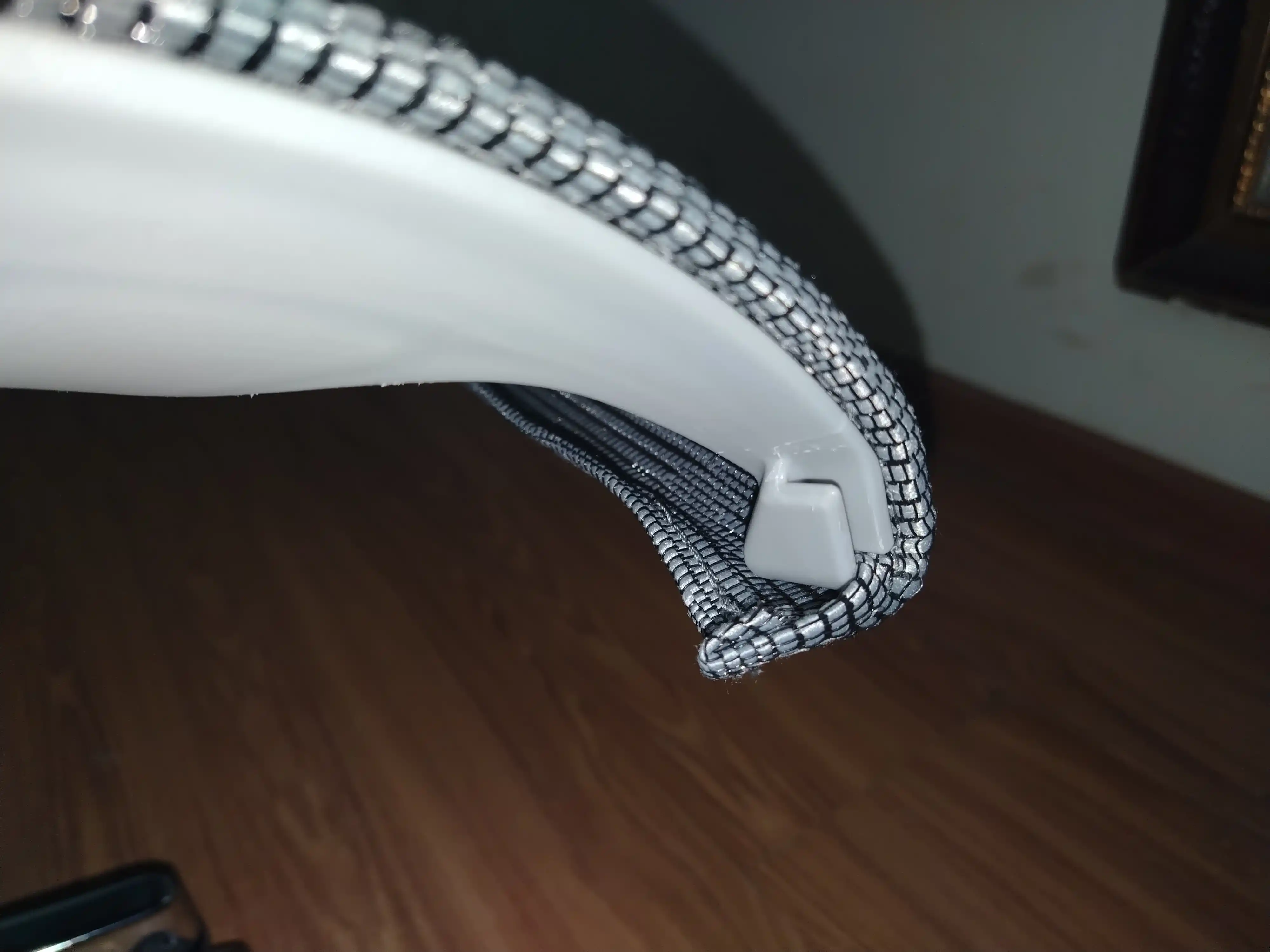 Orqa to'rli va sozlanishi elementlarga ega ergonomik ofis kreslosi