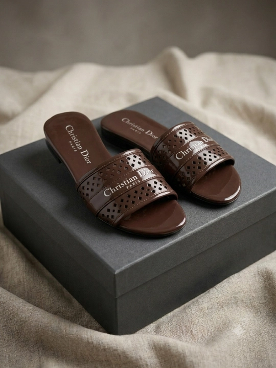 Christian dior nomli ayollar tapohkasi, yozgi qulay tapochka, yengil shippak, bejirim - 