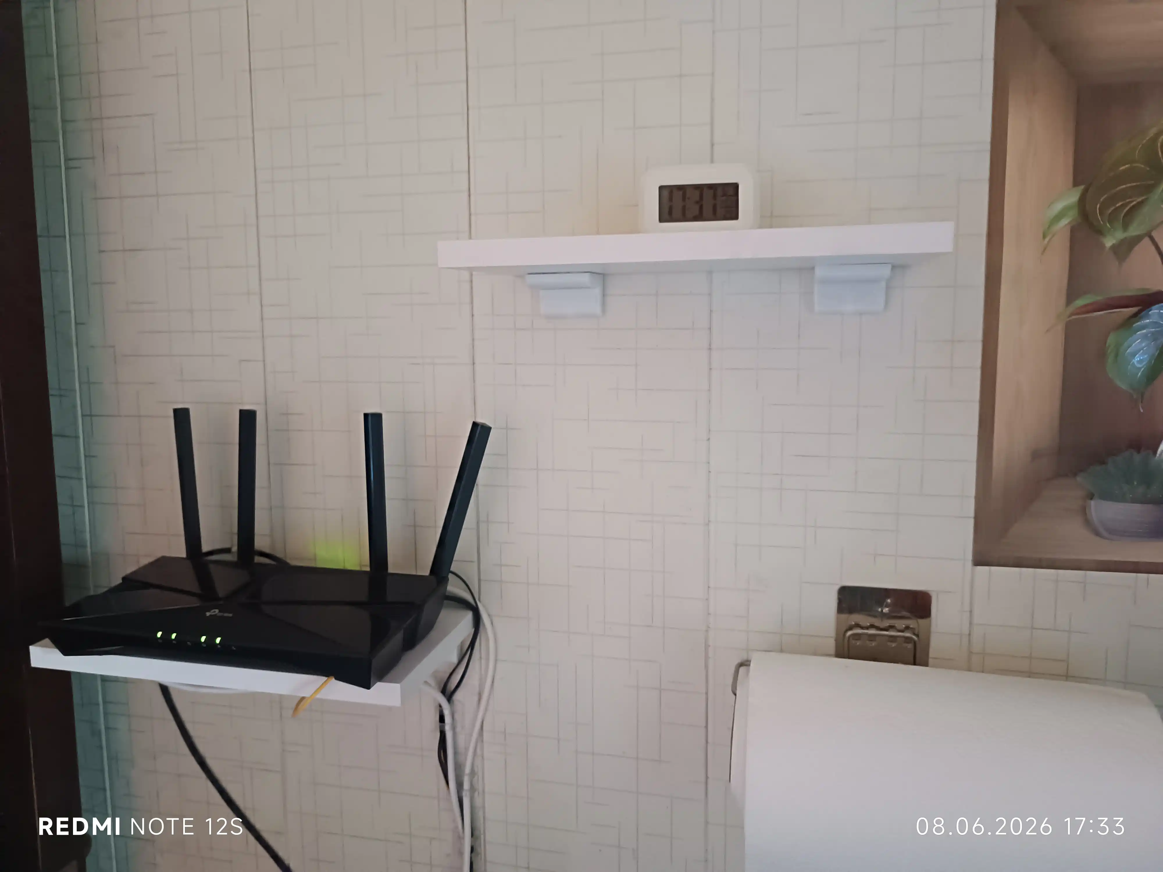 Aqlli kolonkalar va router uchun devoriy javon, texnika uchun modem-ixcham javon