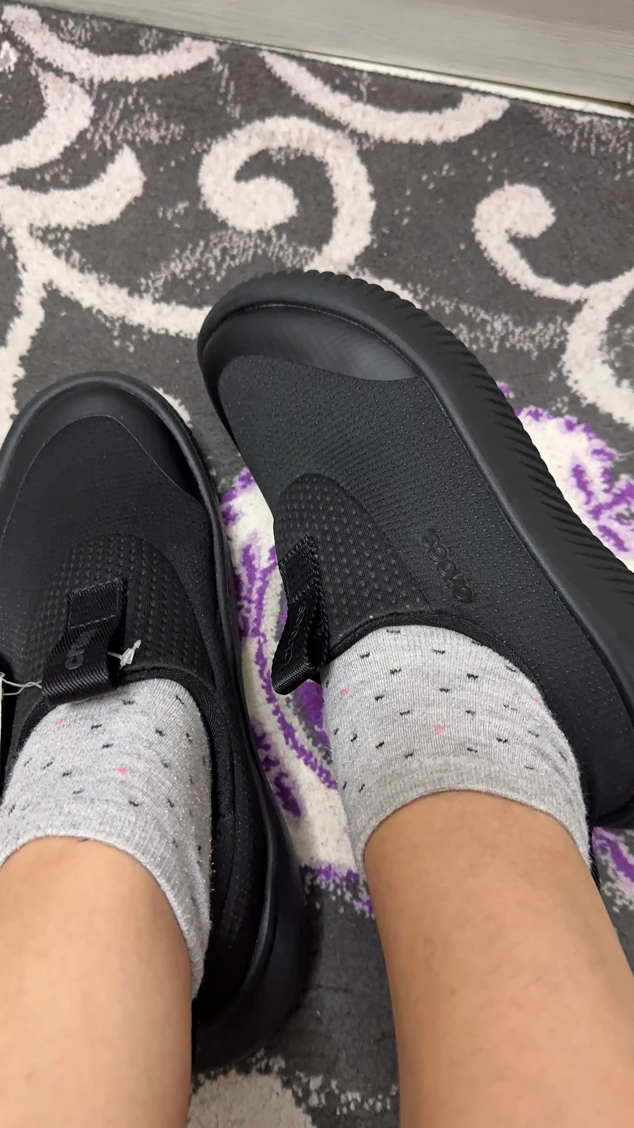 CROCS Mellow Ease 210500-060 krossovkalari, erkaklar uchun