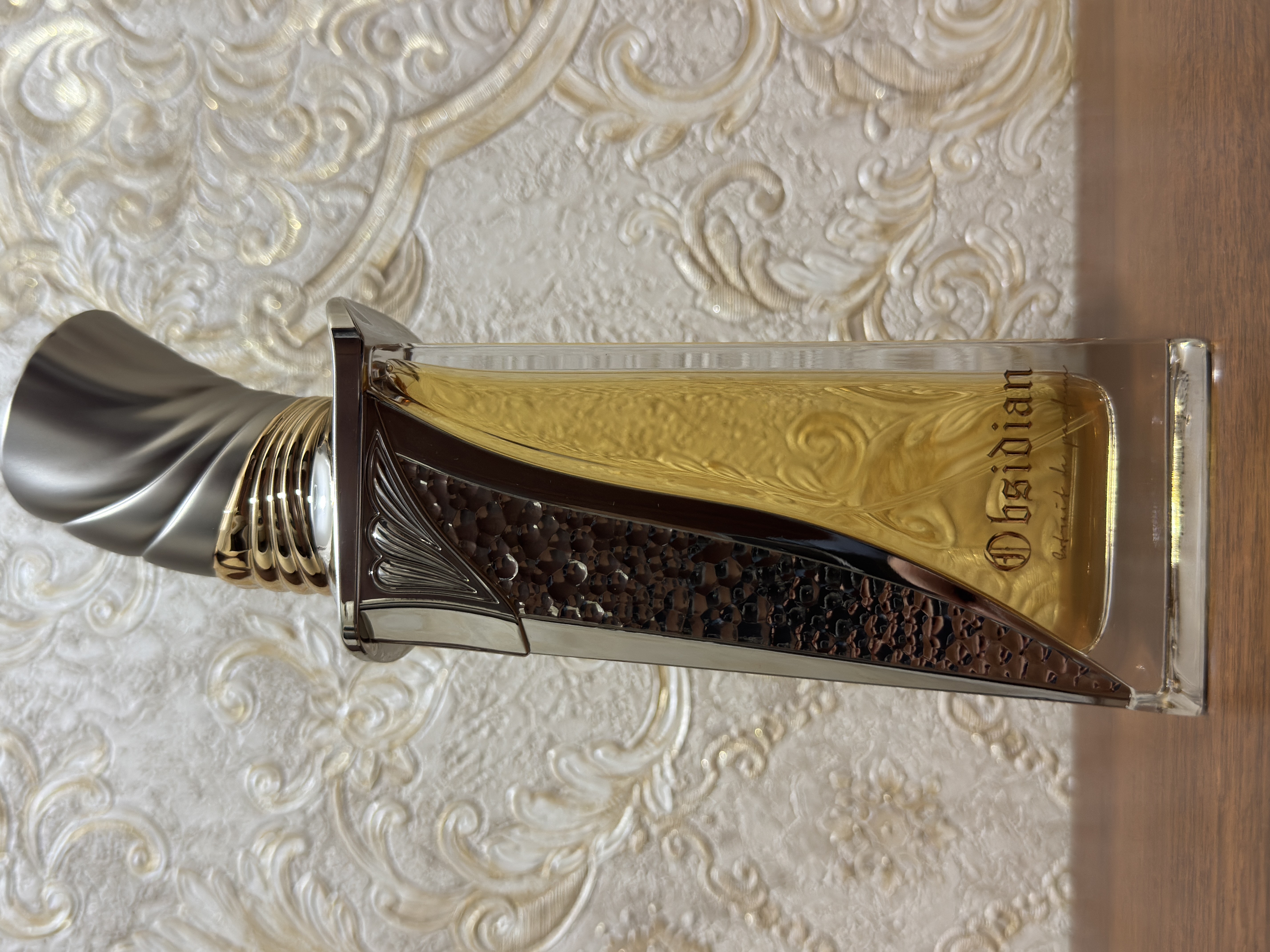 Erkaklar va ayollar atiri French Avenue Obsidian Extrait de Parfum