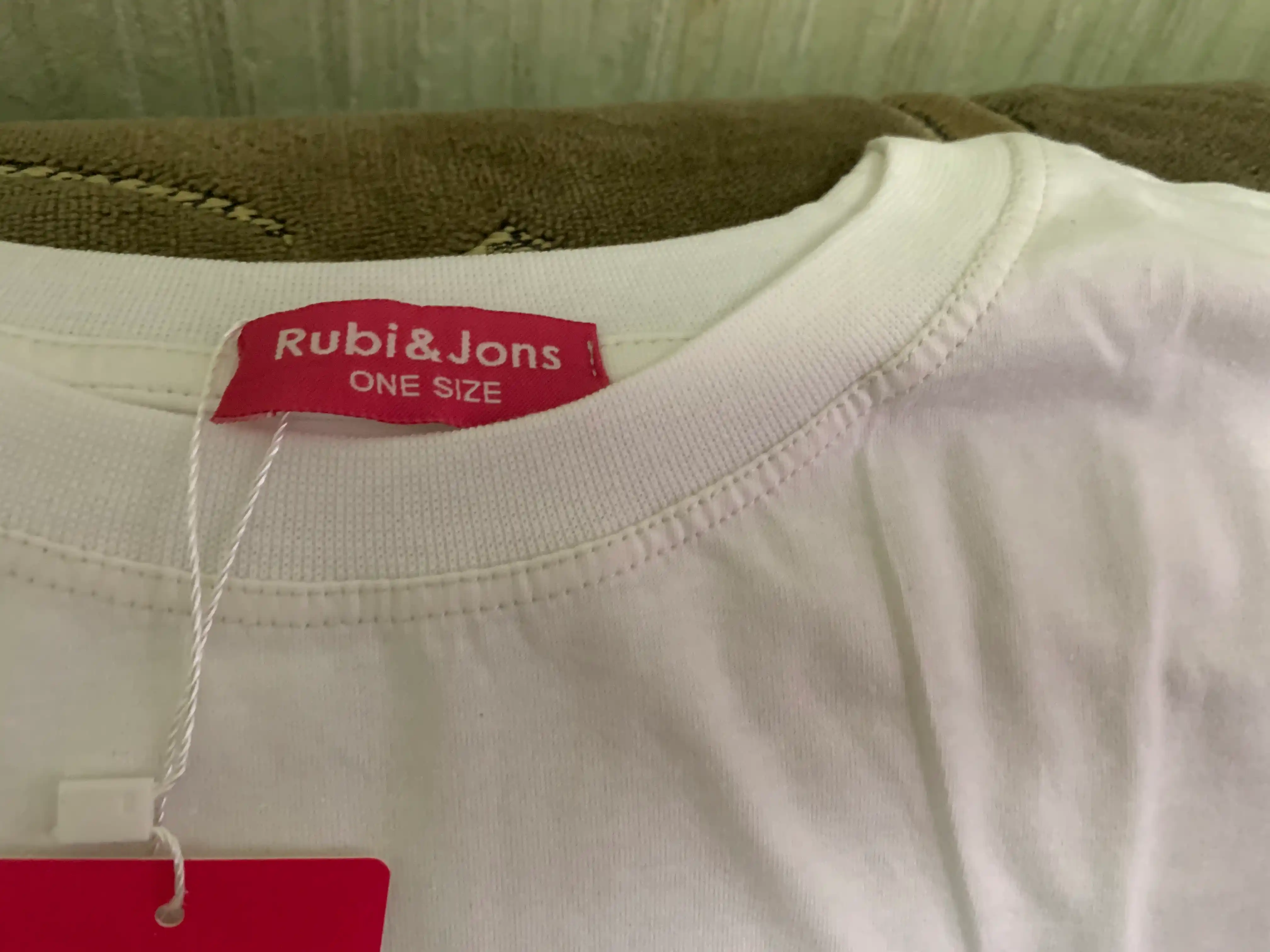 Rubi&Jons ayollar katta o‘lchamli futbolkasi - 100% yumshoq paxta, bosma, uniseks modeli
