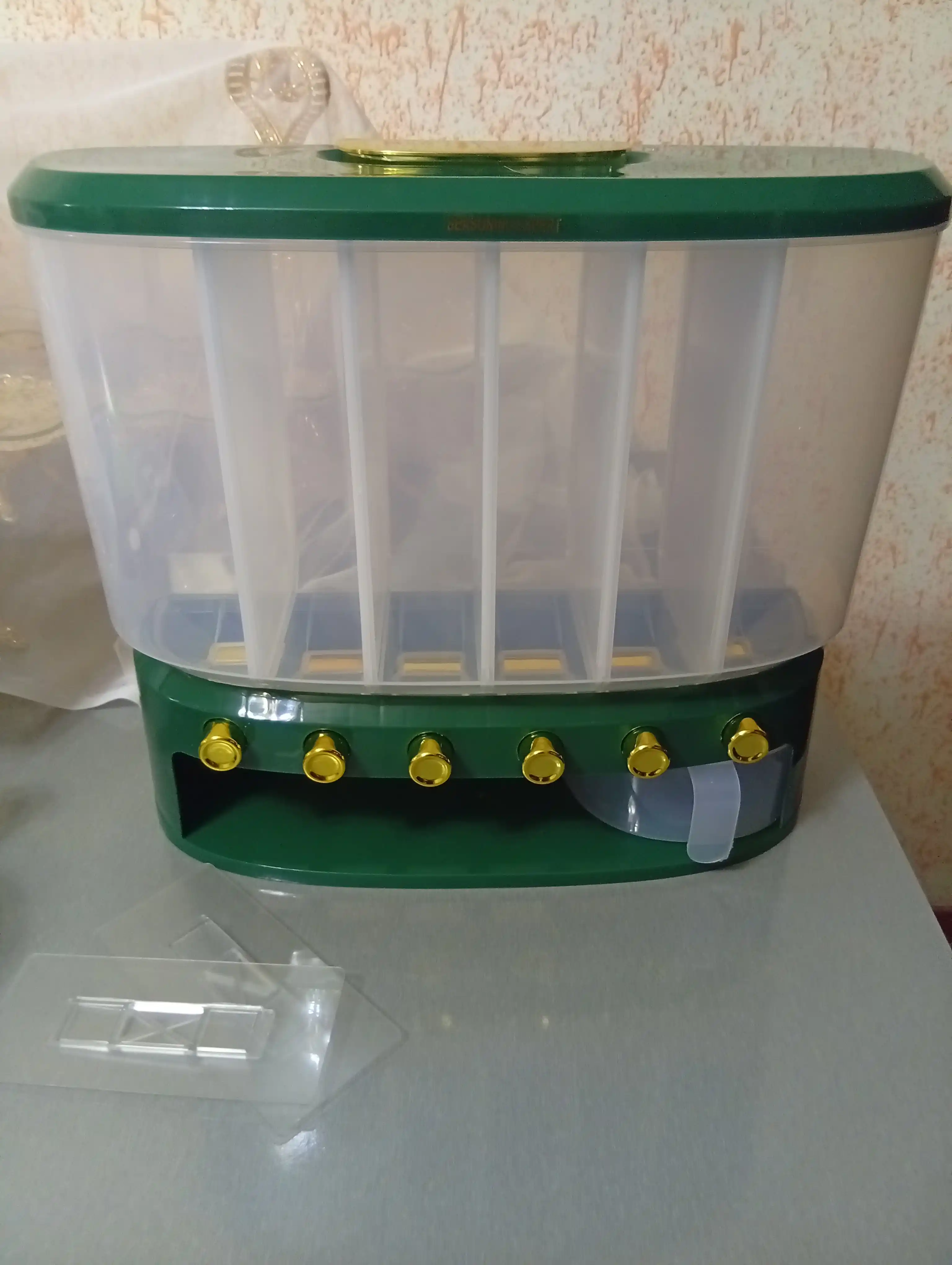 Yormalarni saqlash uchun  konteyner-dispenser, dozator bilan, 6 ta bo‘limdan, 12.5 l