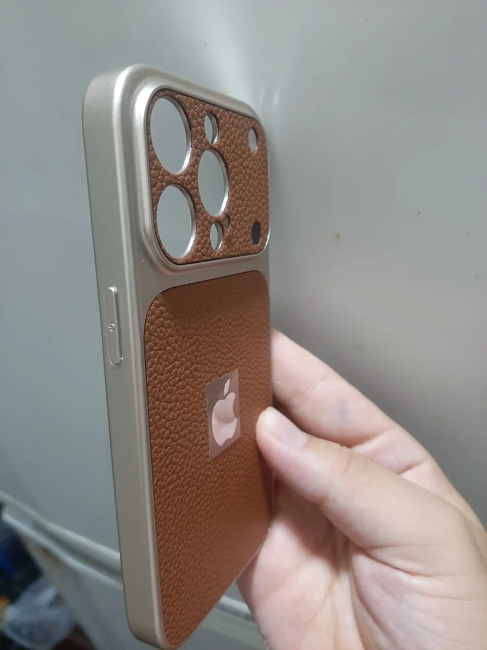 IPhone 17 Pro uslubida chexol iPhone Pro va Pro Max uchun